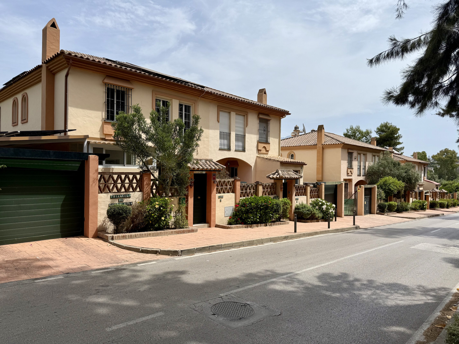 Semi-detached house on the front line of golf in Guadalmina Alta