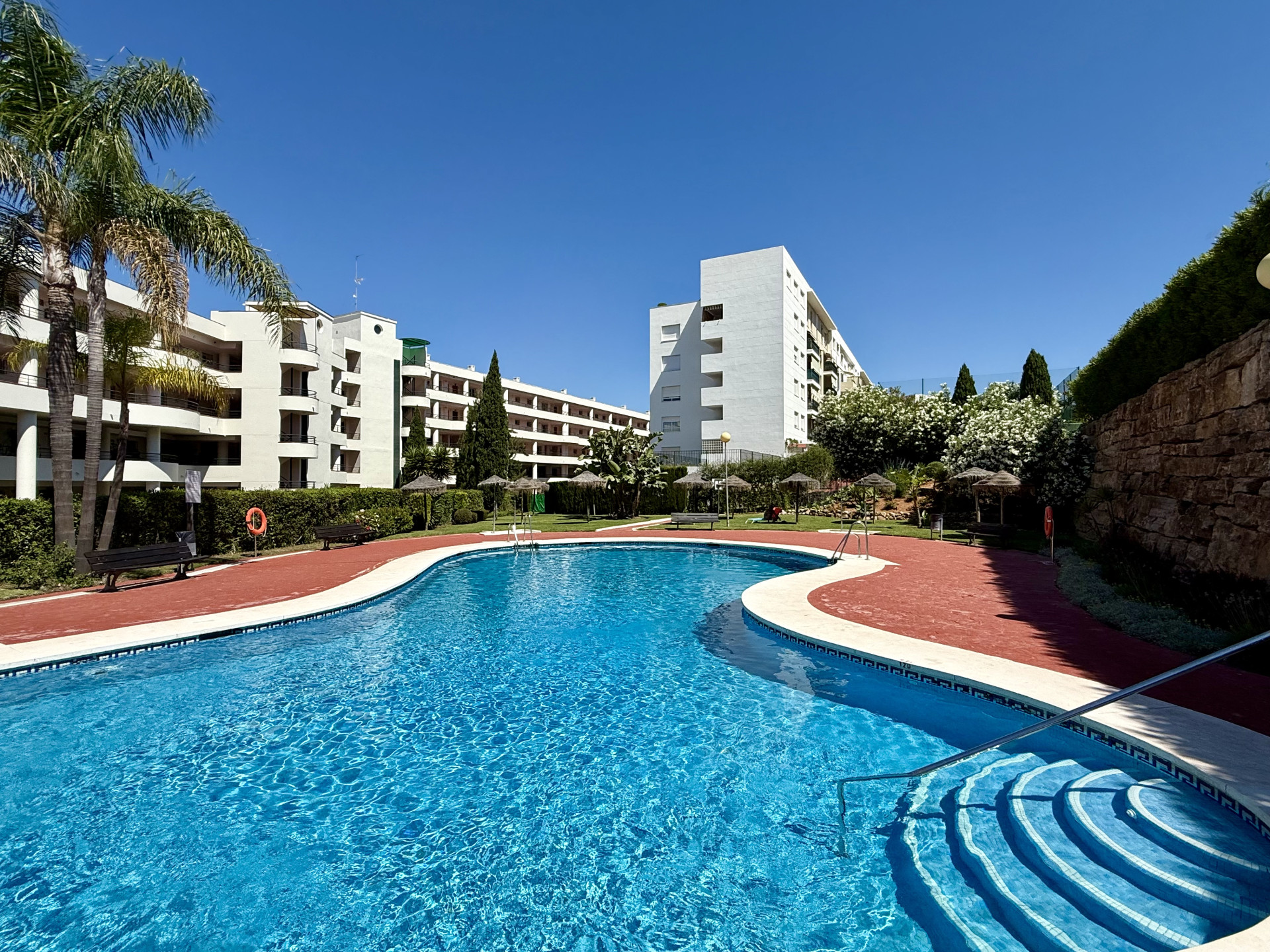 Spacious and Bright Penthouse with Golf and Mountain Views in Guadalmina Alta