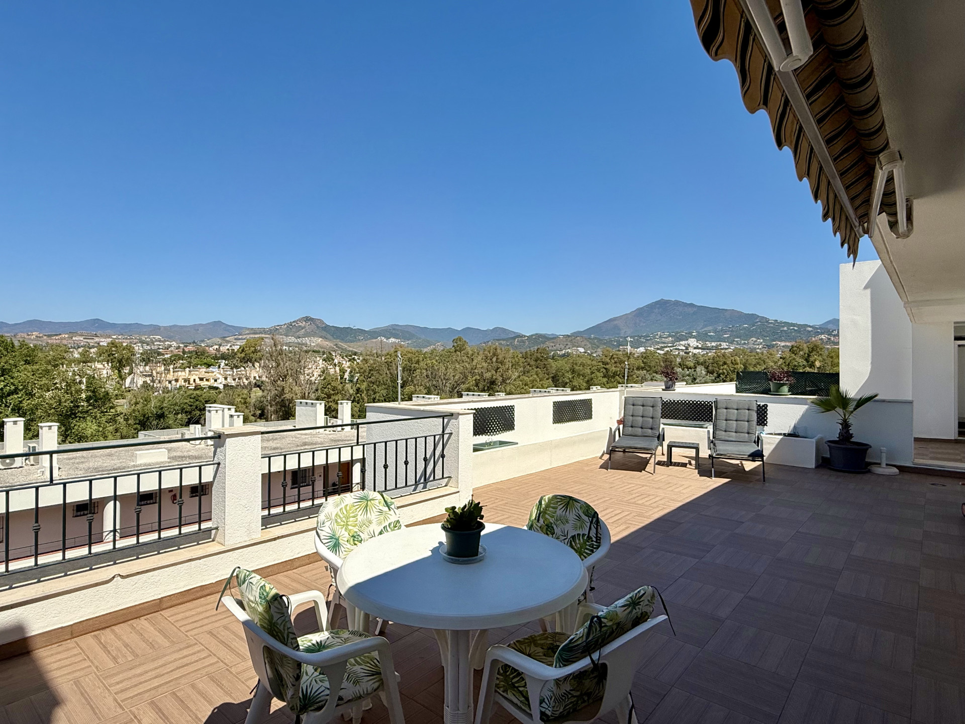 Spacious and Bright Penthouse with Golf and Mountain Views in Guadalmina Alta