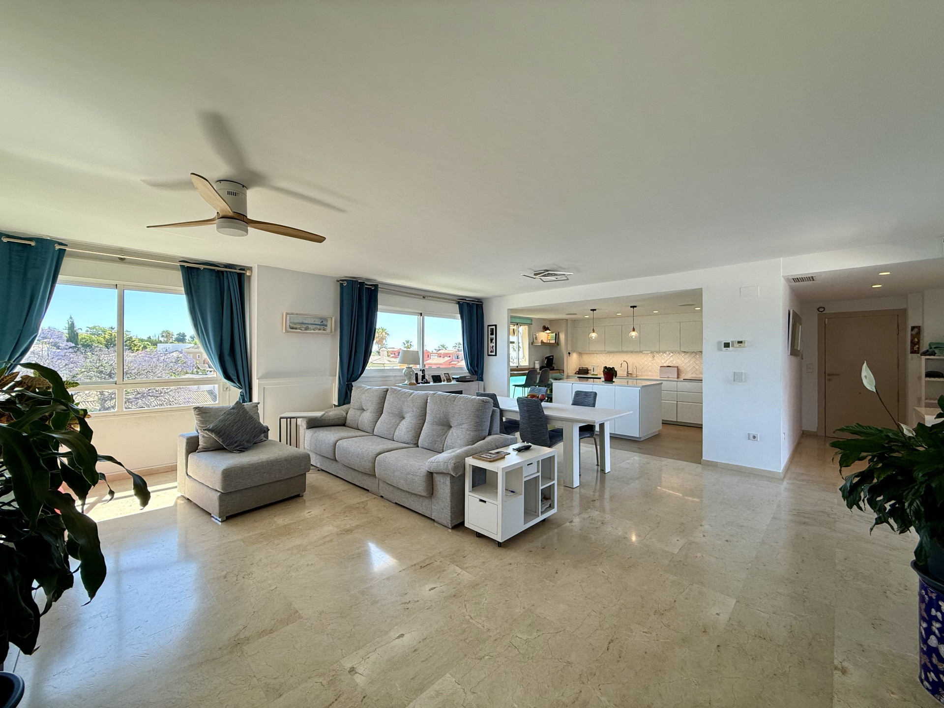 Spacious and Bright Penthouse with Golf and Mountain Views in Guadalmina Alta