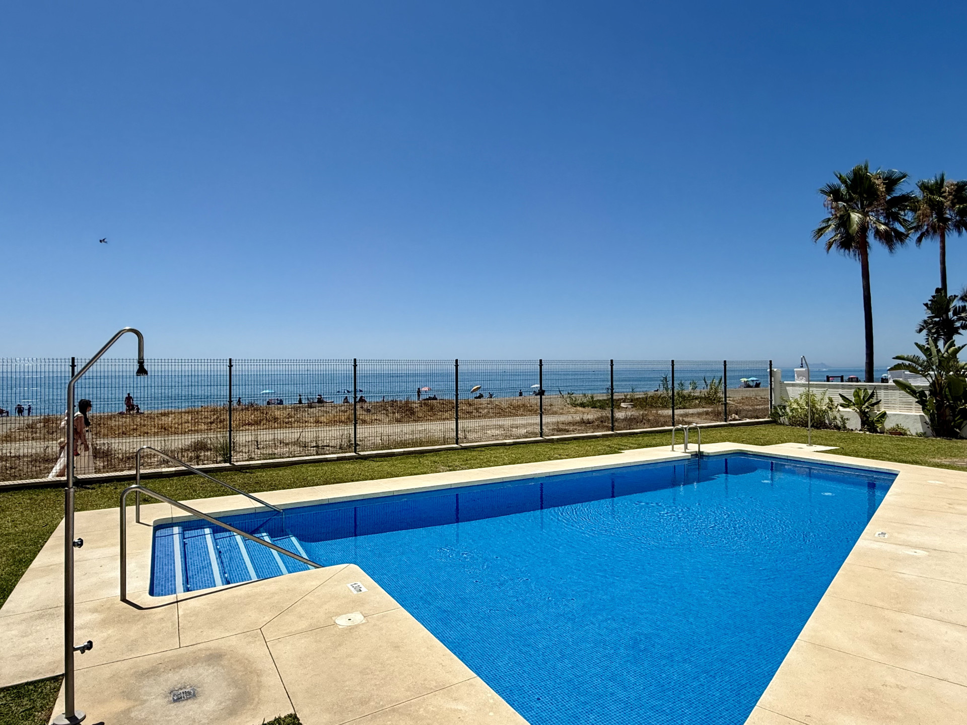Adosado situado en una bonita urbanización en primera línea de playa en El Saladillo