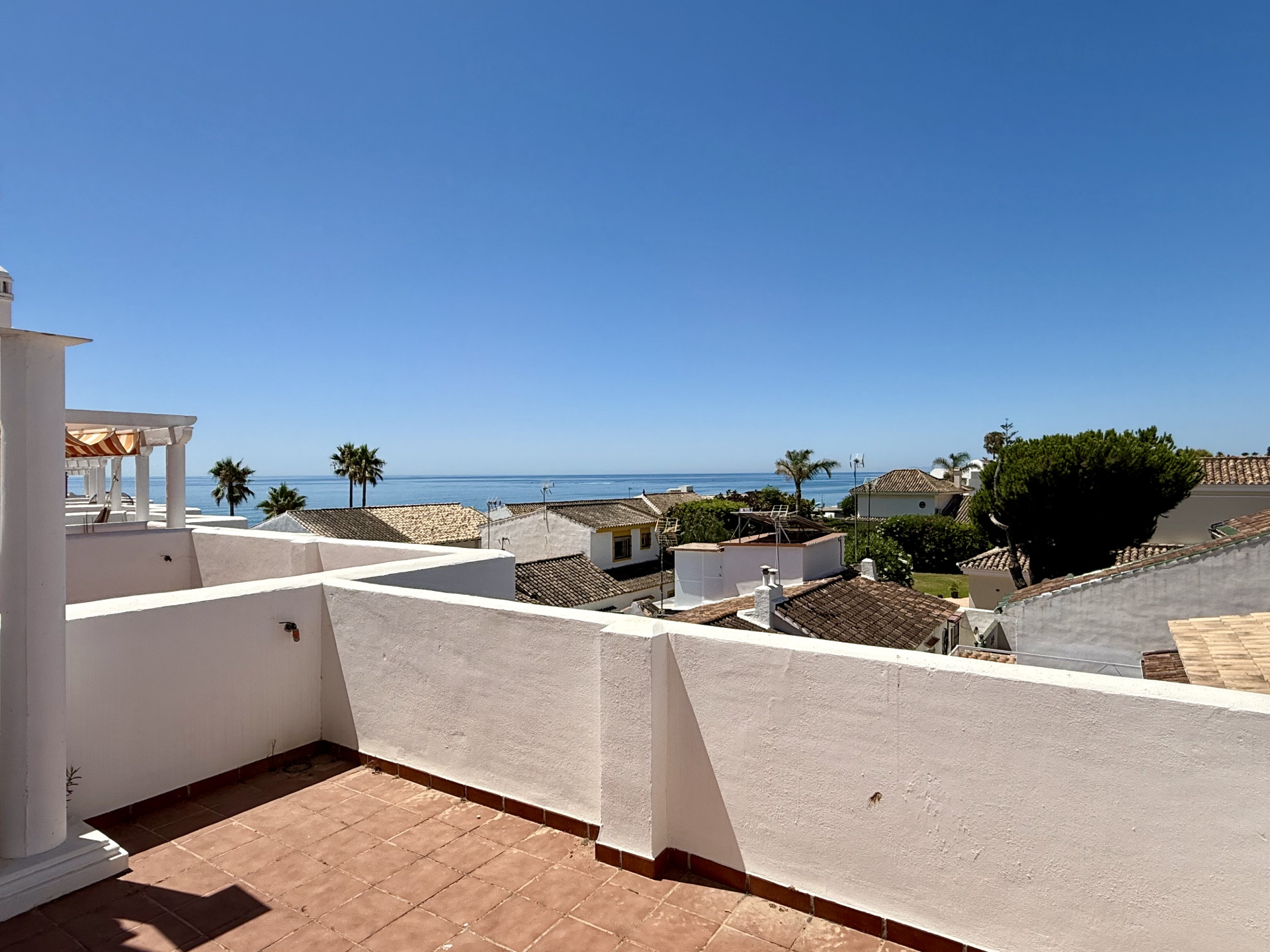 Adosado situado en una bonita urbanización en primera línea de playa en El Saladillo