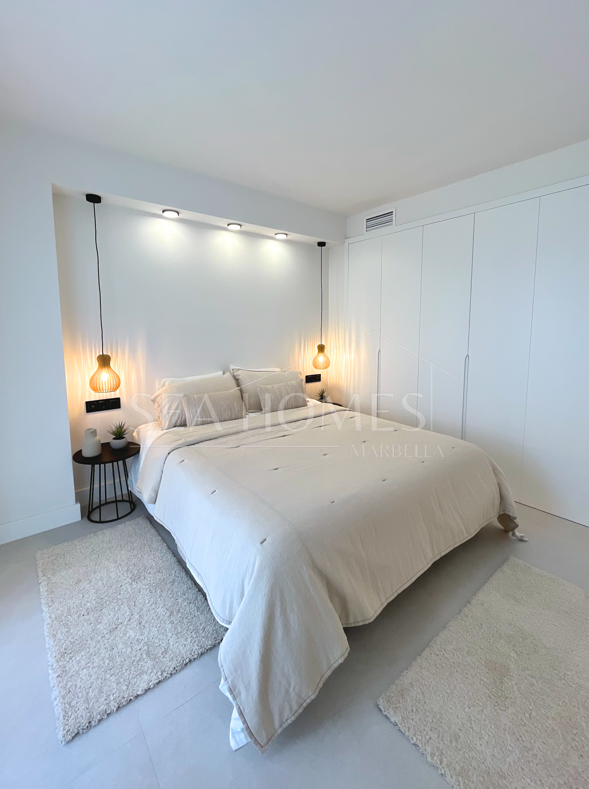 ELEGANT GROUND FLOOR RETREAT WITH PRIVATE GARDEN IN NUEVA ANDALUCÍA