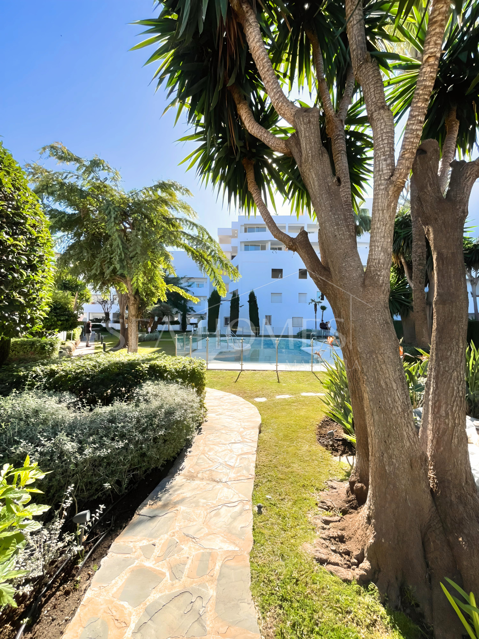 ELEGANT GROUND FLOOR RETREAT WITH PRIVATE GARDEN IN NUEVA ANDALUCÍA