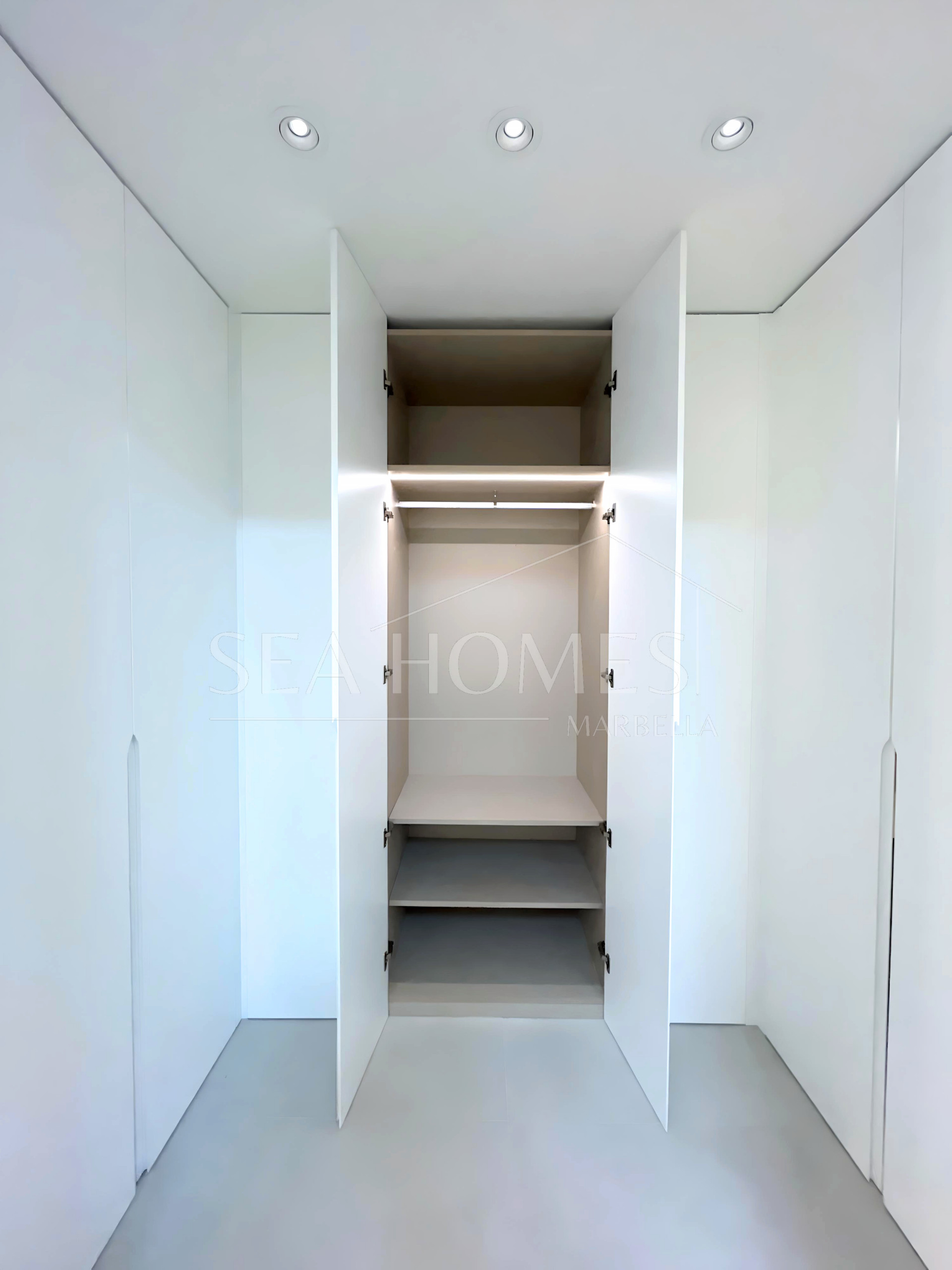 ELEGANT GROUND FLOOR RETREAT WITH PRIVATE GARDEN IN NUEVA ANDALUCÍA