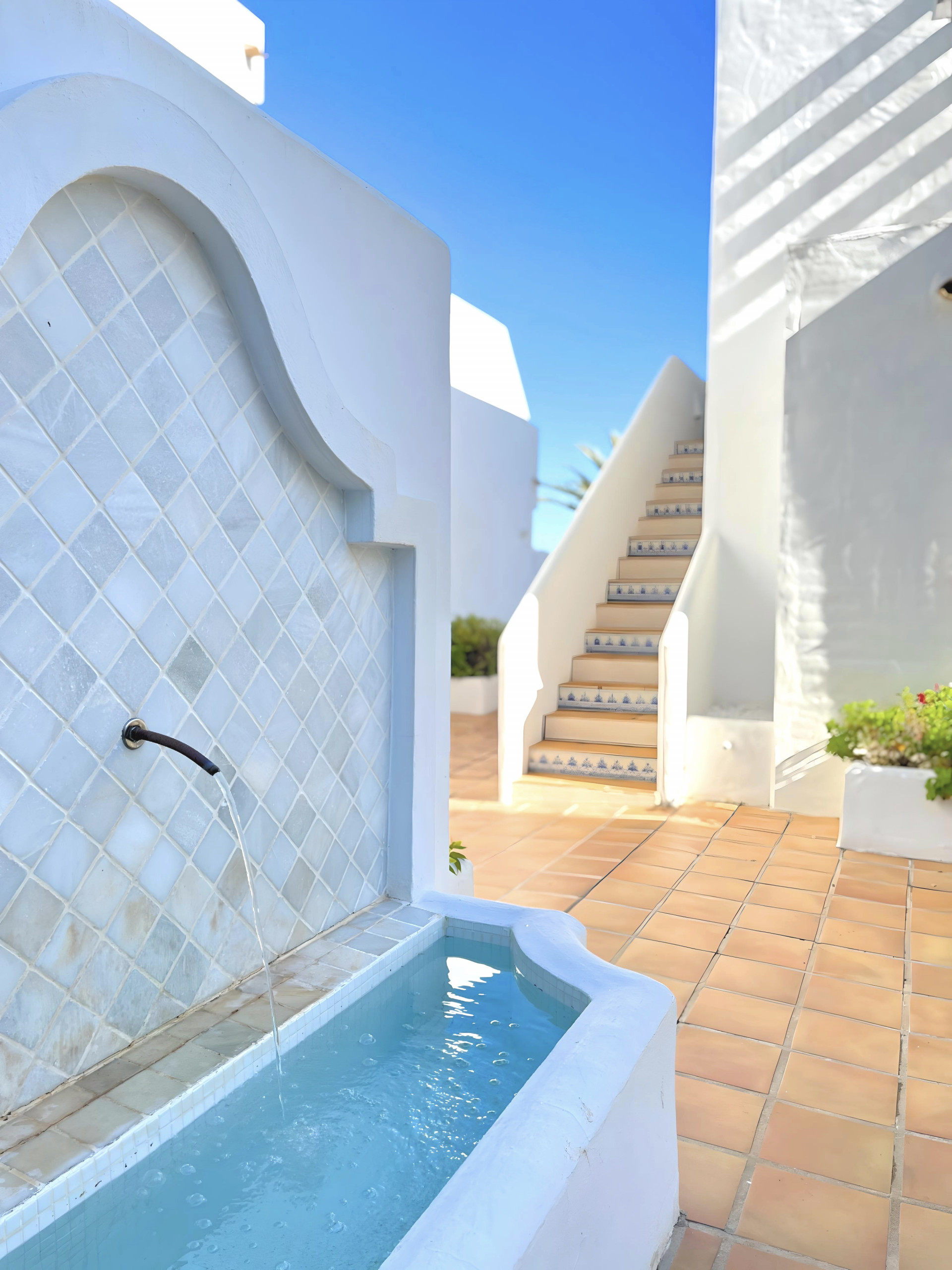ELEGANT GROUND FLOOR RETREAT WITH PRIVATE GARDEN EN NUEVA ANDALUCÍA
