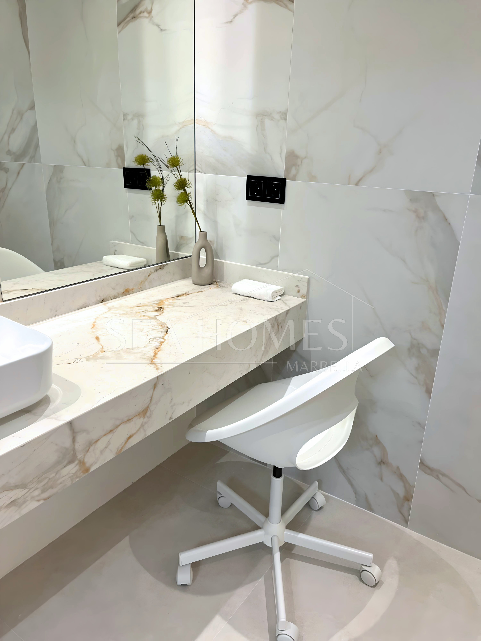 ELEGANT GROUND FLOOR RETREAT WITH PRIVATE GARDEN IN NUEVA ANDALUCÍA