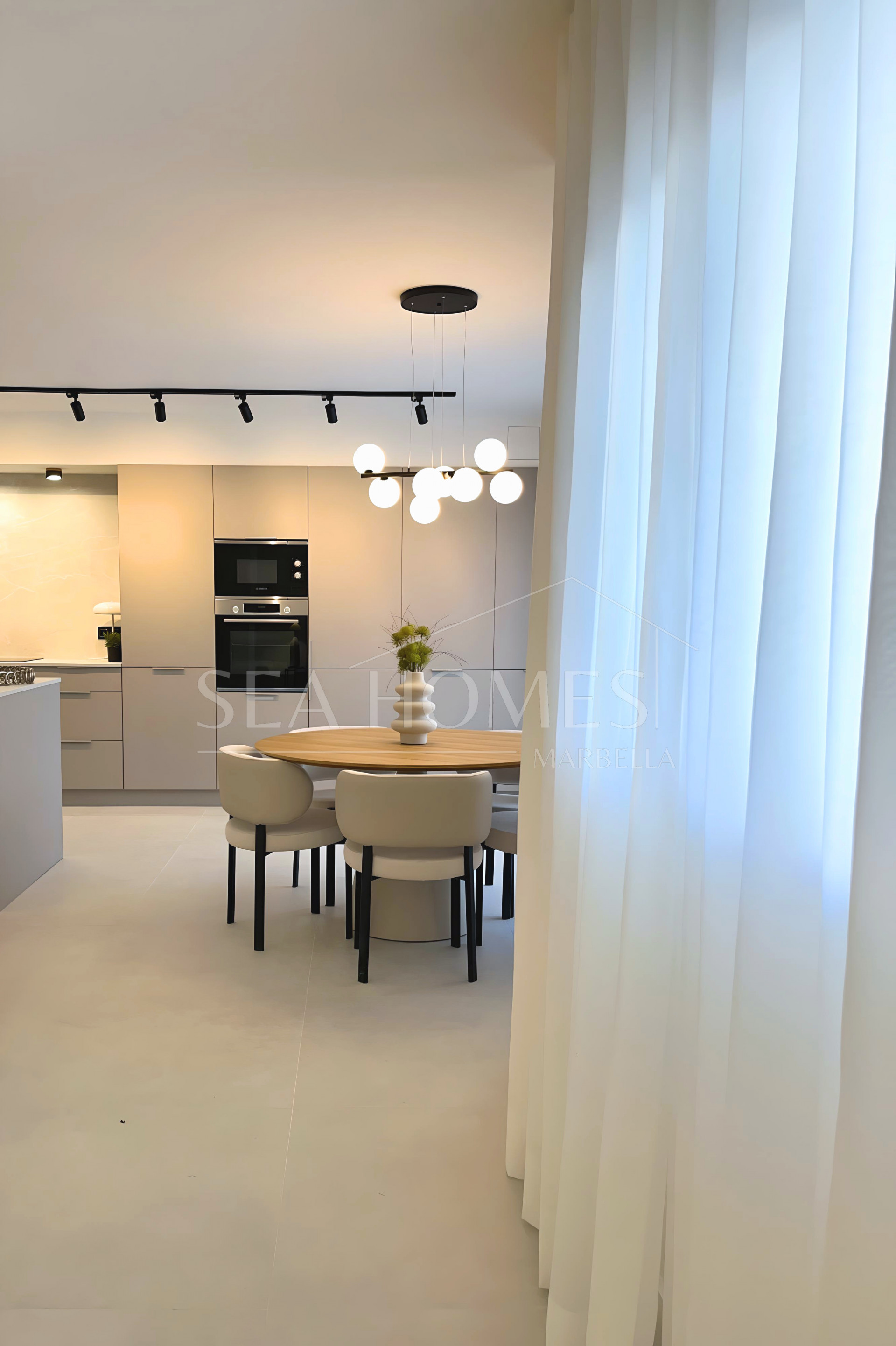 ELEGANT GROUND FLOOR RETREAT WITH PRIVATE GARDEN IN NUEVA ANDALUCÍA