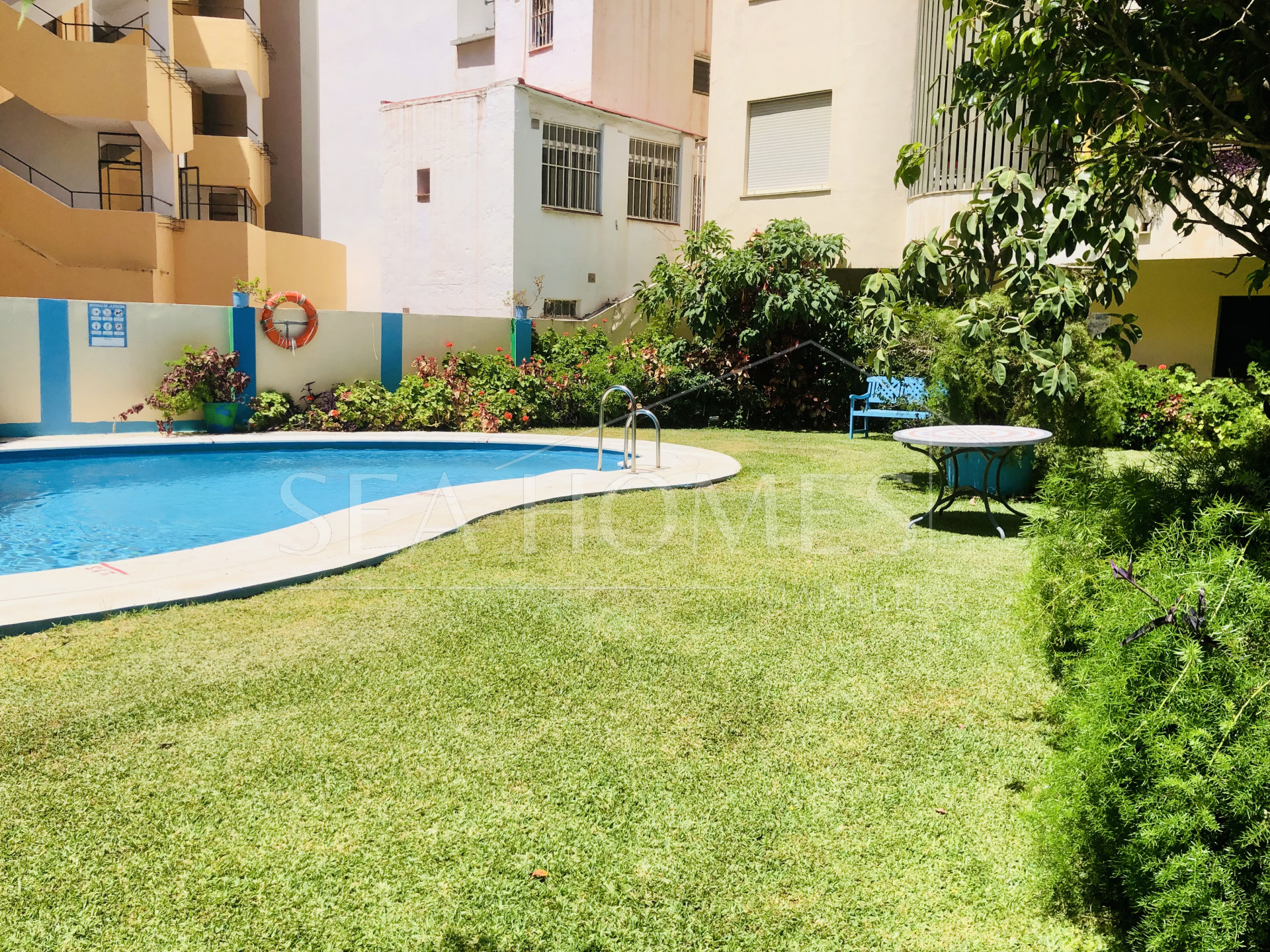 Superb two-bedroom apartment in Marbella center, a cross the street from the old town, with a pool and a few meters from the beach.