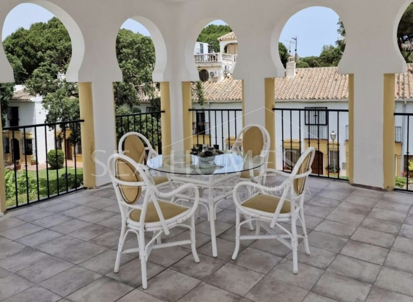 Investment Opportunity: 4 Bedroom Townhouse 15 Minutes from Marbella