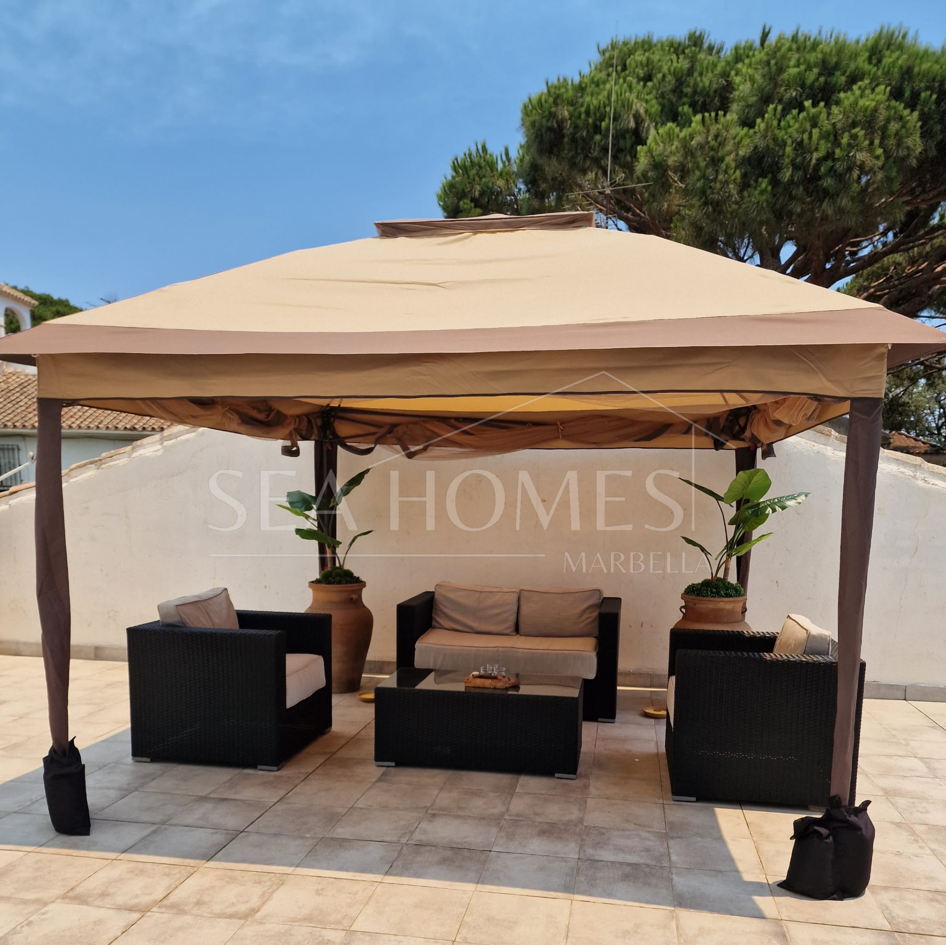 Investment Opportunity: 4 Bedroom Townhouse 15 Minutes from Marbella