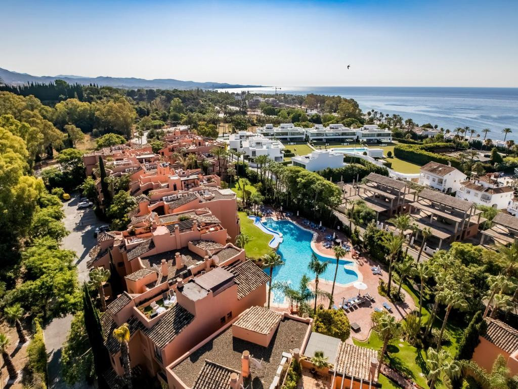 Elegante Apartamento de 2 Dormitorios en la Milla de Oro de Marbella con Gimnasio y Parking Subterráneo