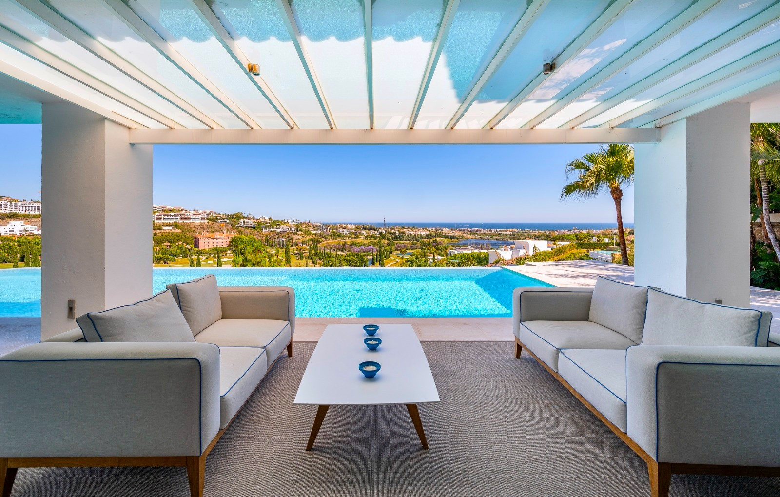 Villa de Lujo en Primera Línea de Golf en Los Flamingos, con Vistas Panorámicas.