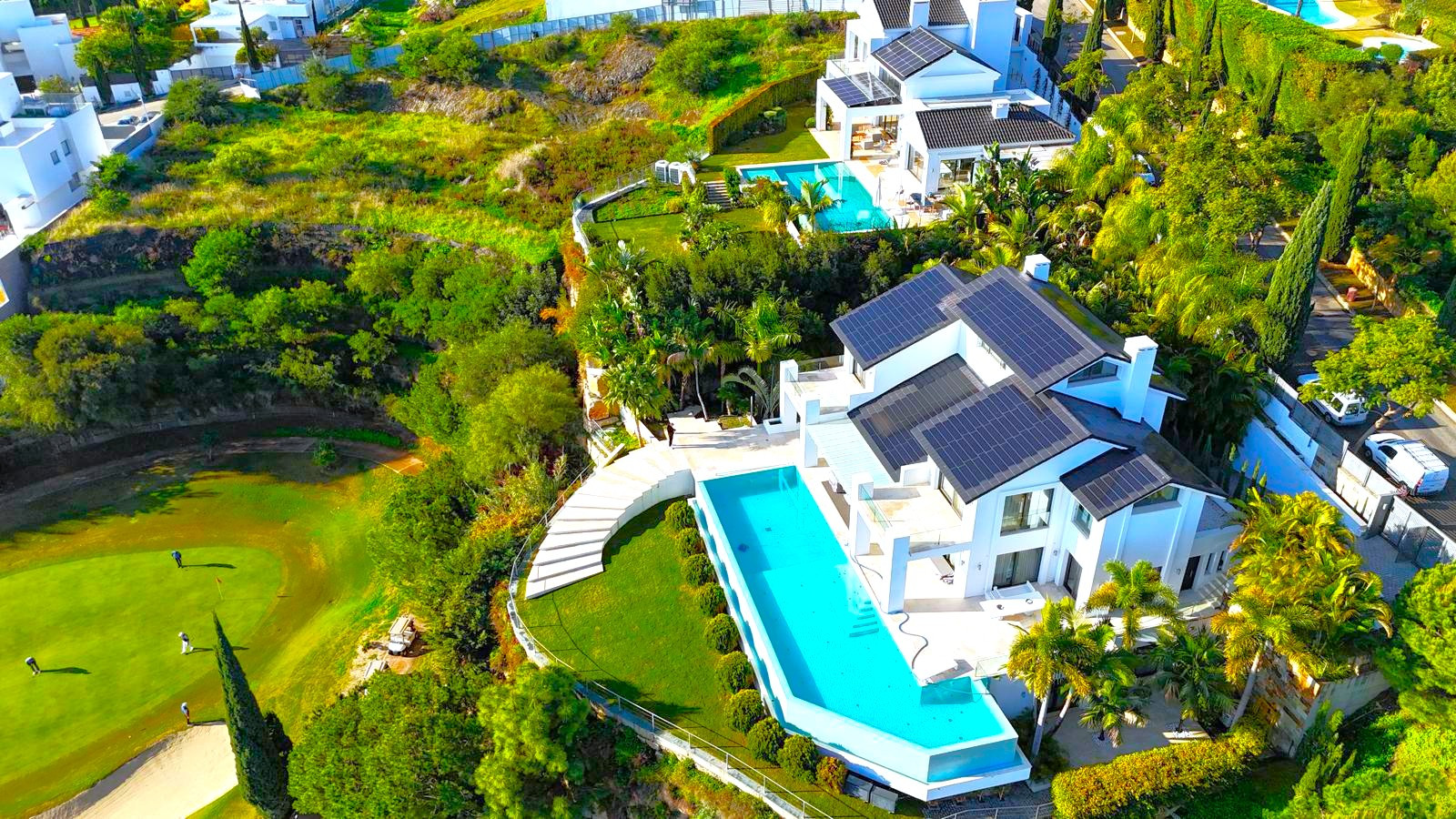 Villa de Lujo en Primera Línea de Golf en Los Flamingos, con Vistas Panorámicas.