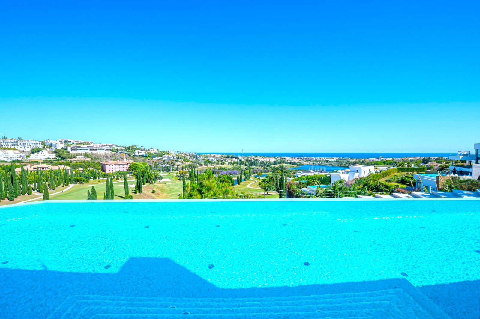 Villa de Lujo en Primera Línea de Golf en Los Flamingos, con Vistas Panorámicas.