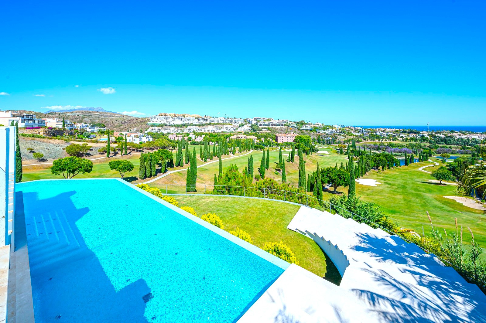 Villa de Lujo en Primera Línea de Golf en Los Flamingos, con Vistas Panorámicas.