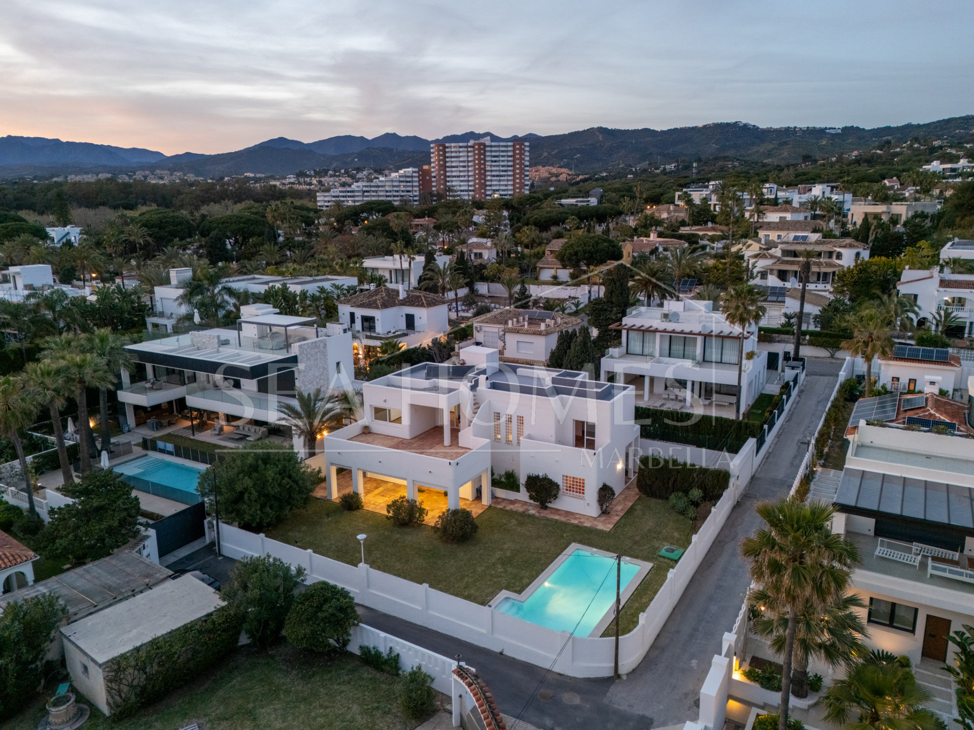 OPPORTUNITY-PRICE JUST REDUCED FOR A QUICK SALE: Stunning Luxury Front Line Beach Villa in Marbesa, Marbella East