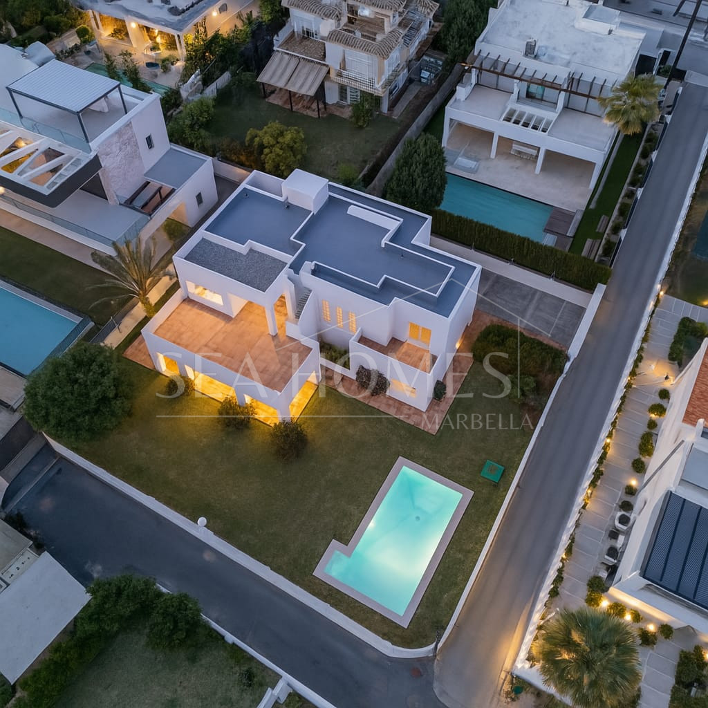 OPPORTUNITY-PRICE JUST REDUCED FOR A QUICK SALE: Stunning Luxury Front Line Beach Villa in Marbesa, Marbella East