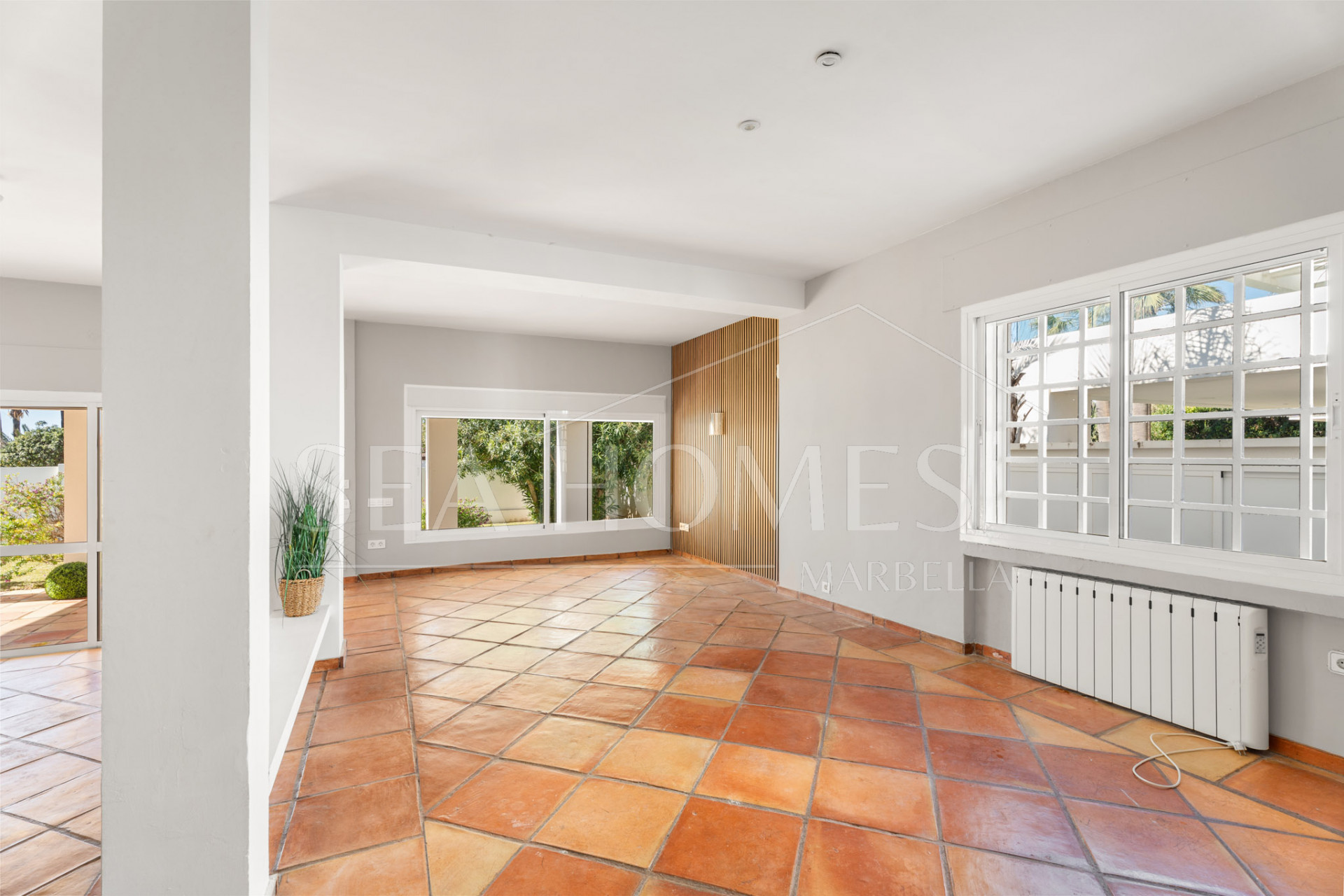 OPPORTUNITY-PRICE JUST REDUCED FOR A QUICK SALE: Stunning Luxury Front Line Beach Villa in Marbesa, Marbella East