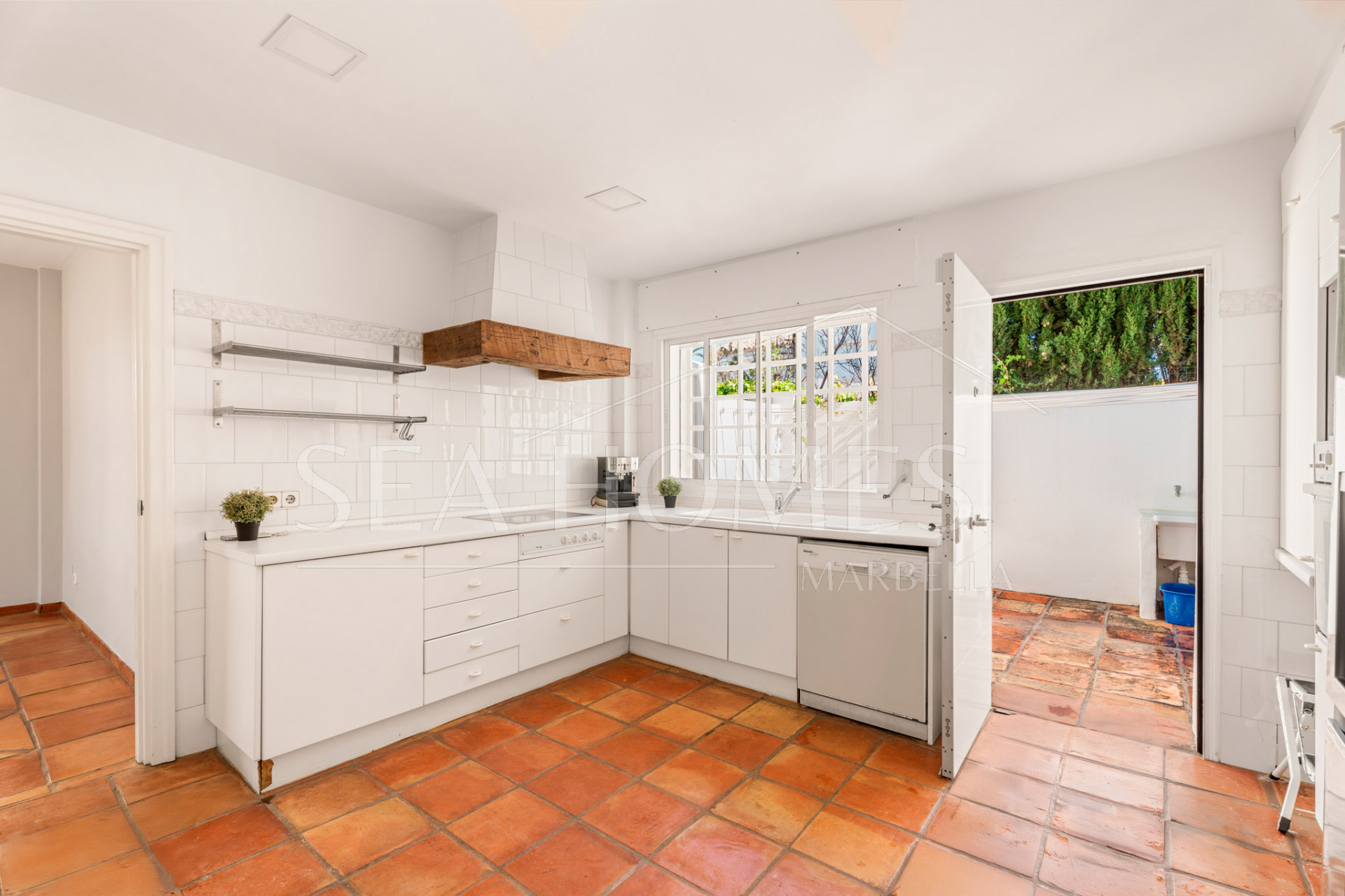 OPPORTUNITY-PRICE JUST REDUCED FOR A QUICK SALE: Stunning Luxury Front Line Beach Villa in Marbesa, Marbella East