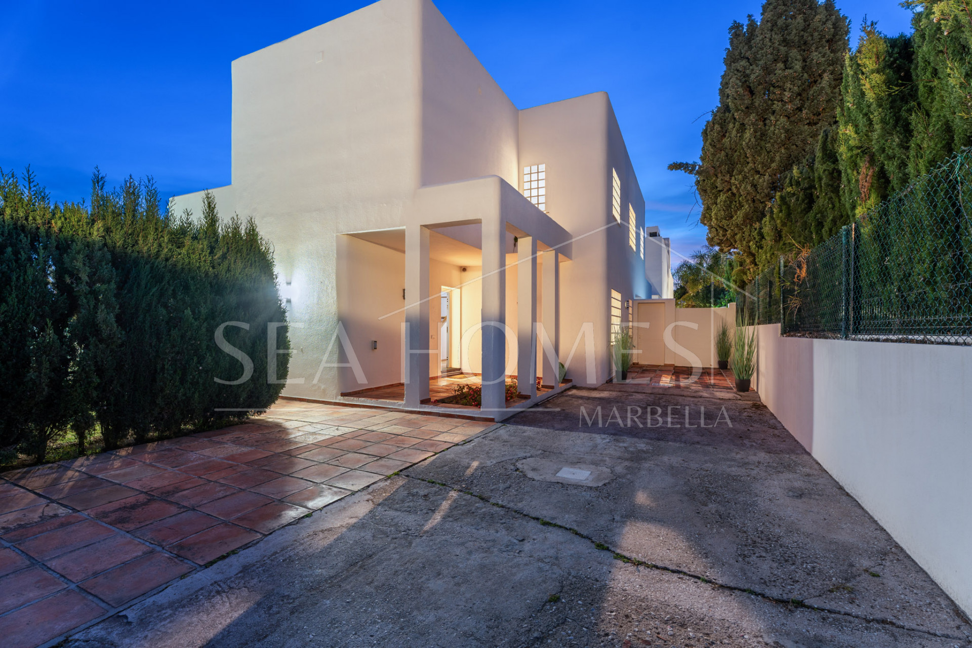 OPPORTUNITY-PRICE JUST REDUCED FOR A QUICK SALE: Stunning Luxury Front Line Beach Villa in Marbesa, Marbella East