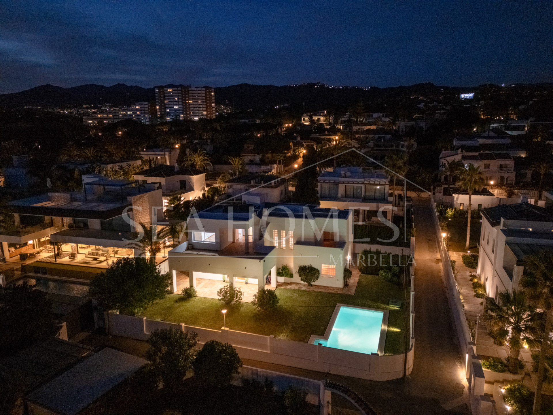 OPPORTUNITY-PRICE JUST REDUCED FOR A QUICK SALE: Stunning Luxury Front Line Beach Villa in Marbesa, Marbella East