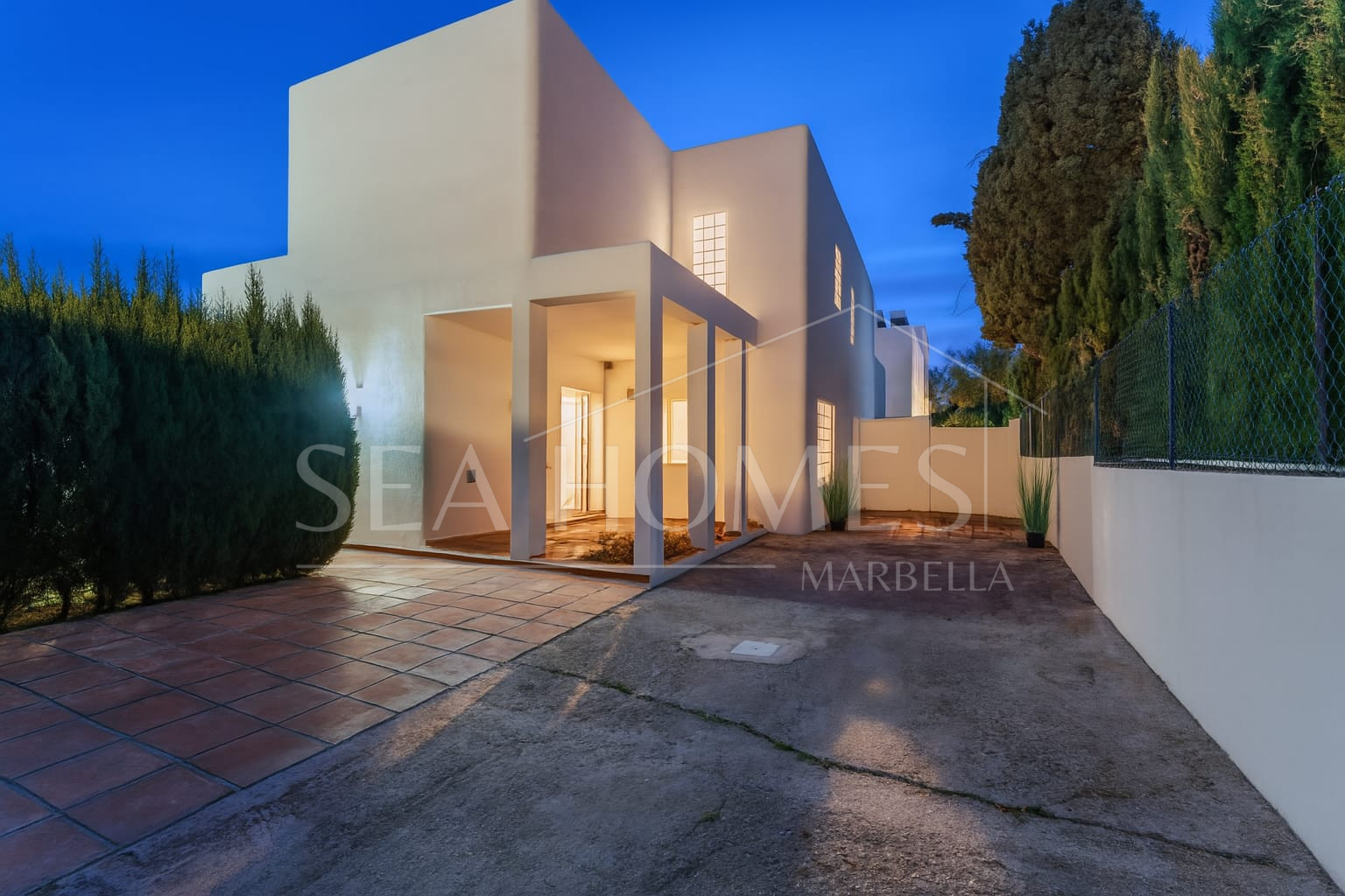 OPPORTUNITY-PRICE JUST REDUCED FOR A QUICK SALE: Stunning Luxury Front Line Beach Villa in Marbesa, Marbella East