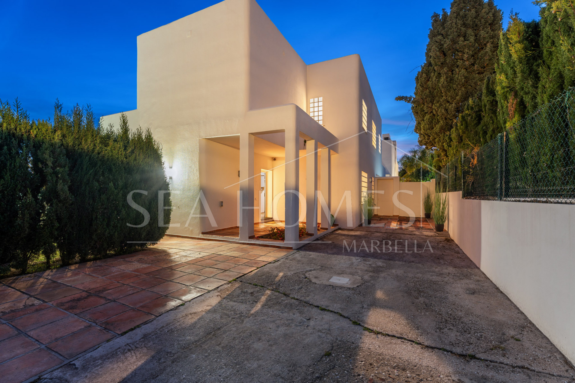 OPPORTUNITY-PRICE JUST REDUCED FOR A QUICK SALE: Stunning Luxury Front Line Beach Villa in Marbesa, Marbella East