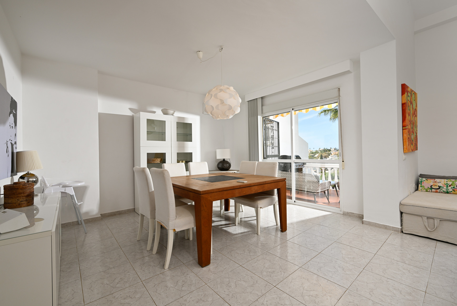Amplia Casa Adosada con 4 dormitorios en Calahonda con Vistas Panorámicas y Piscina Privada