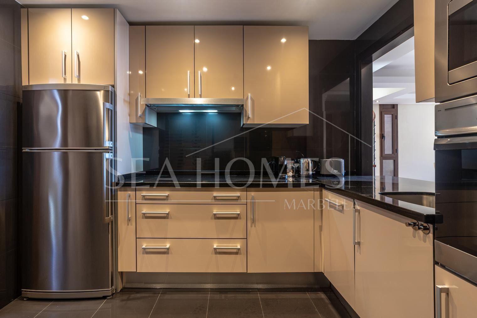 Beachfront Penthouse with Private Pool – Estepona