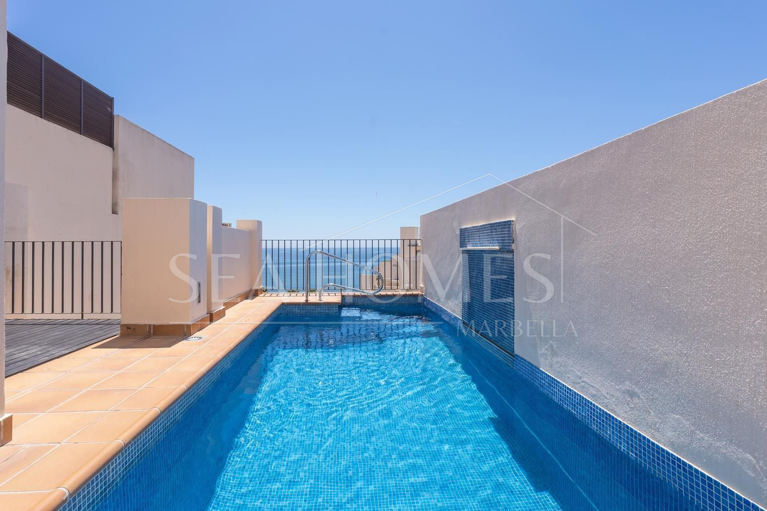 Beachfront Penthouse with Private Pool – Estepona