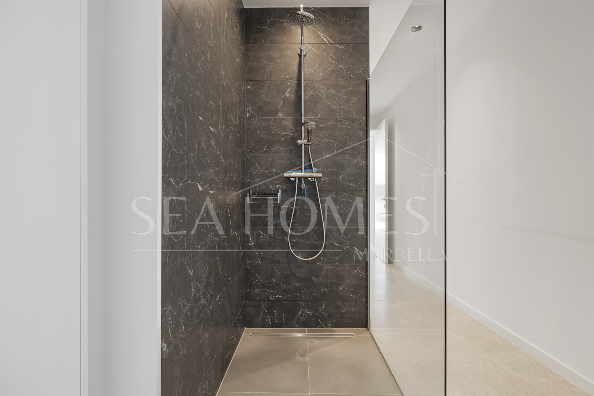 FRONTLINE GOLF - Newly built contemporary villa situated in the prestigious urbanization of La Alquería