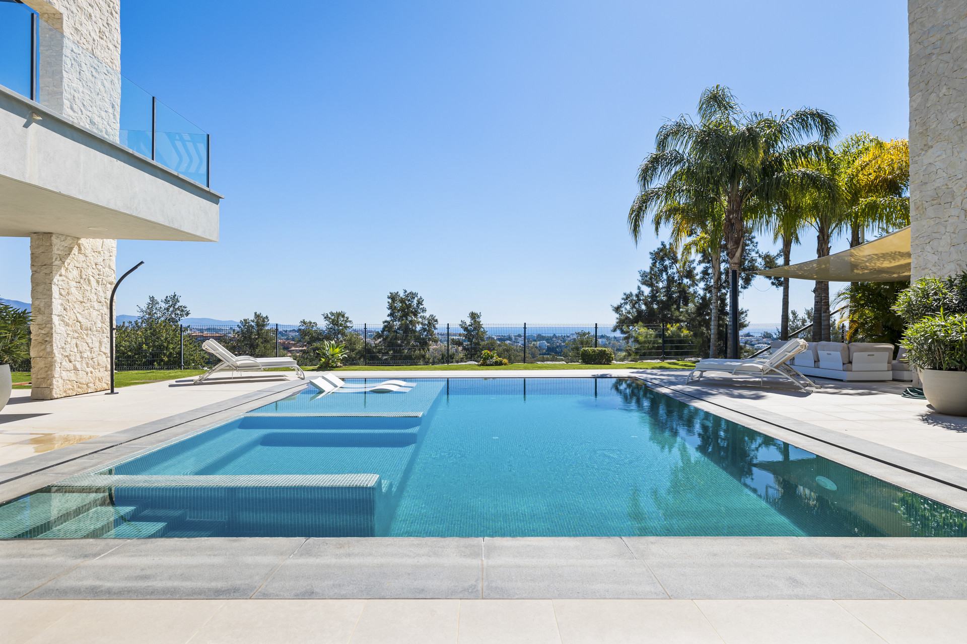 Neu gebaute moderne Villa in der prestigeträchtigen Urbanisierung von La Alquería