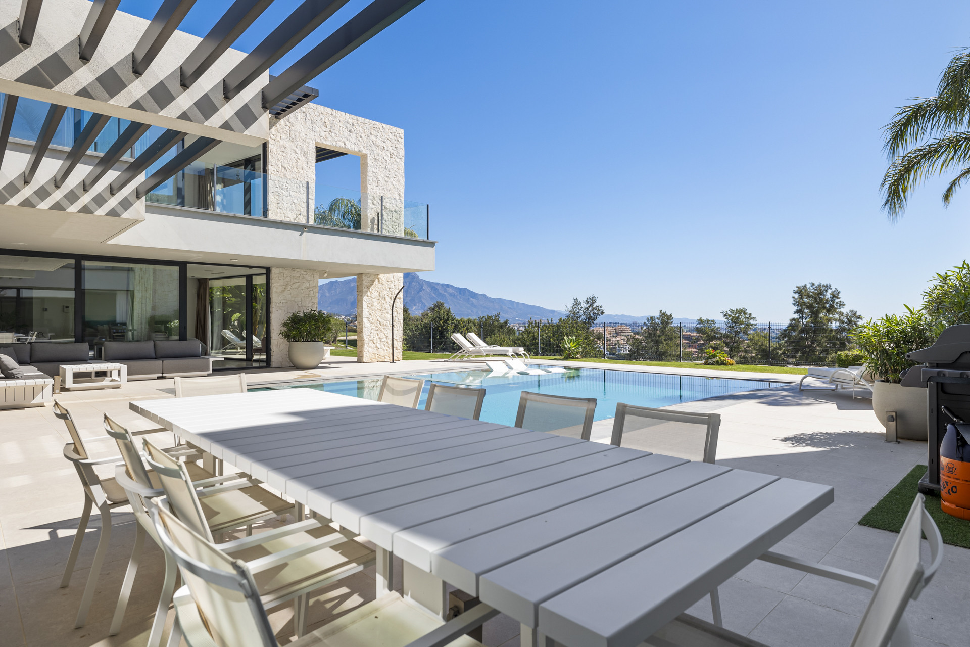 Neu gebaute moderne Villa in der prestigeträchtigen Urbanisierung von La Alquería