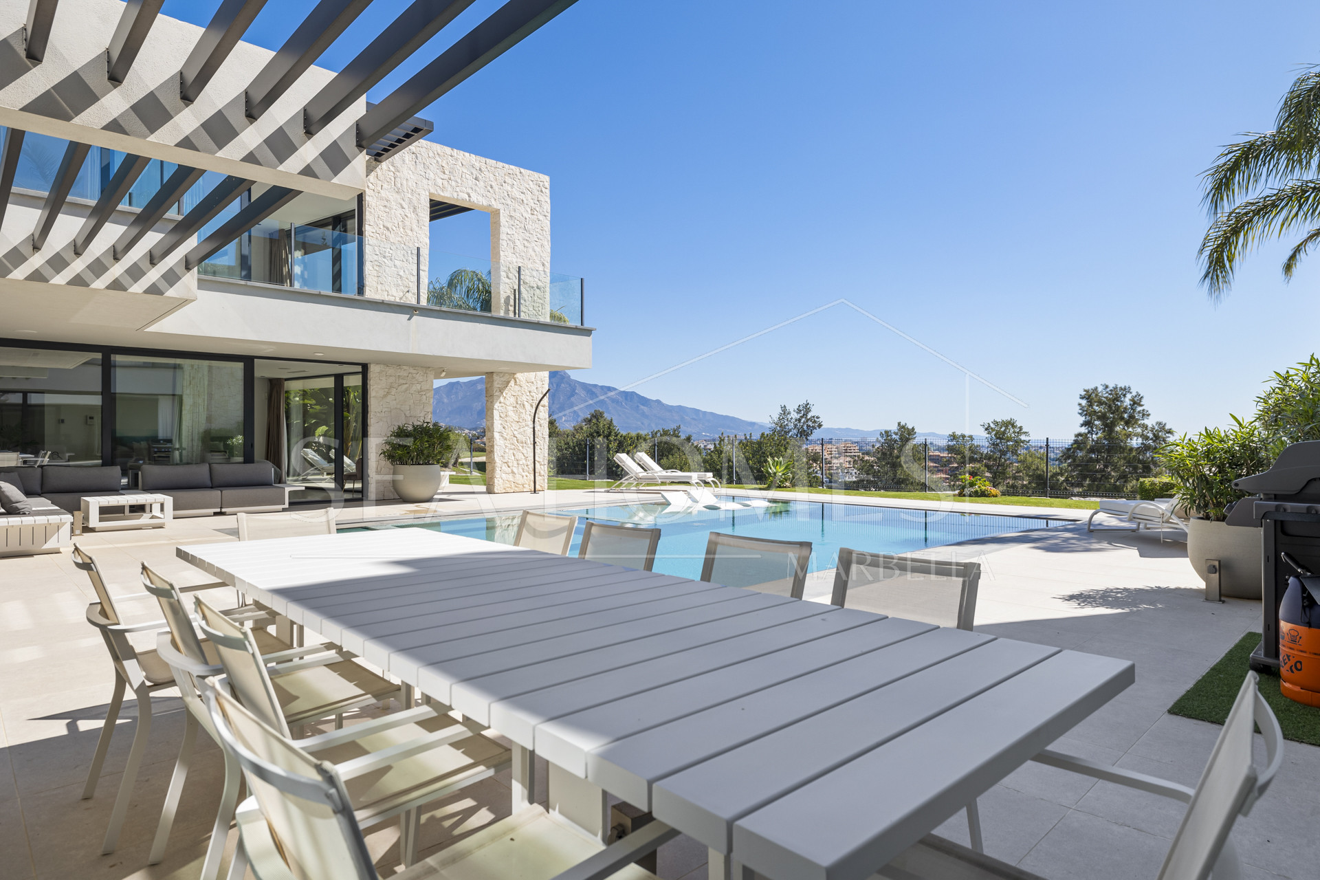 FRONTLINE GOLF - Newly built contemporary villa situated in the prestigious urbanization of La Alquería
