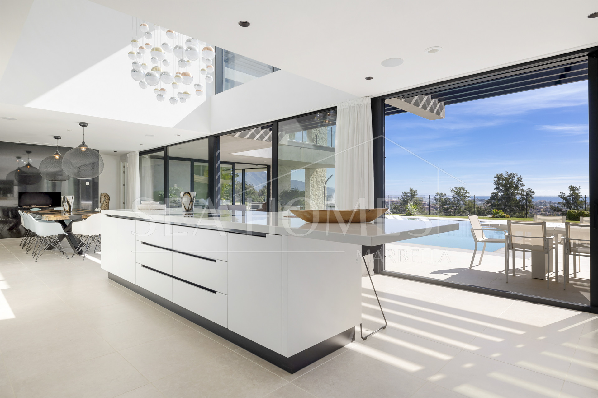 FRONTLINE GOLF - Newly built contemporary villa situated in the prestigious urbanization of La Alquería