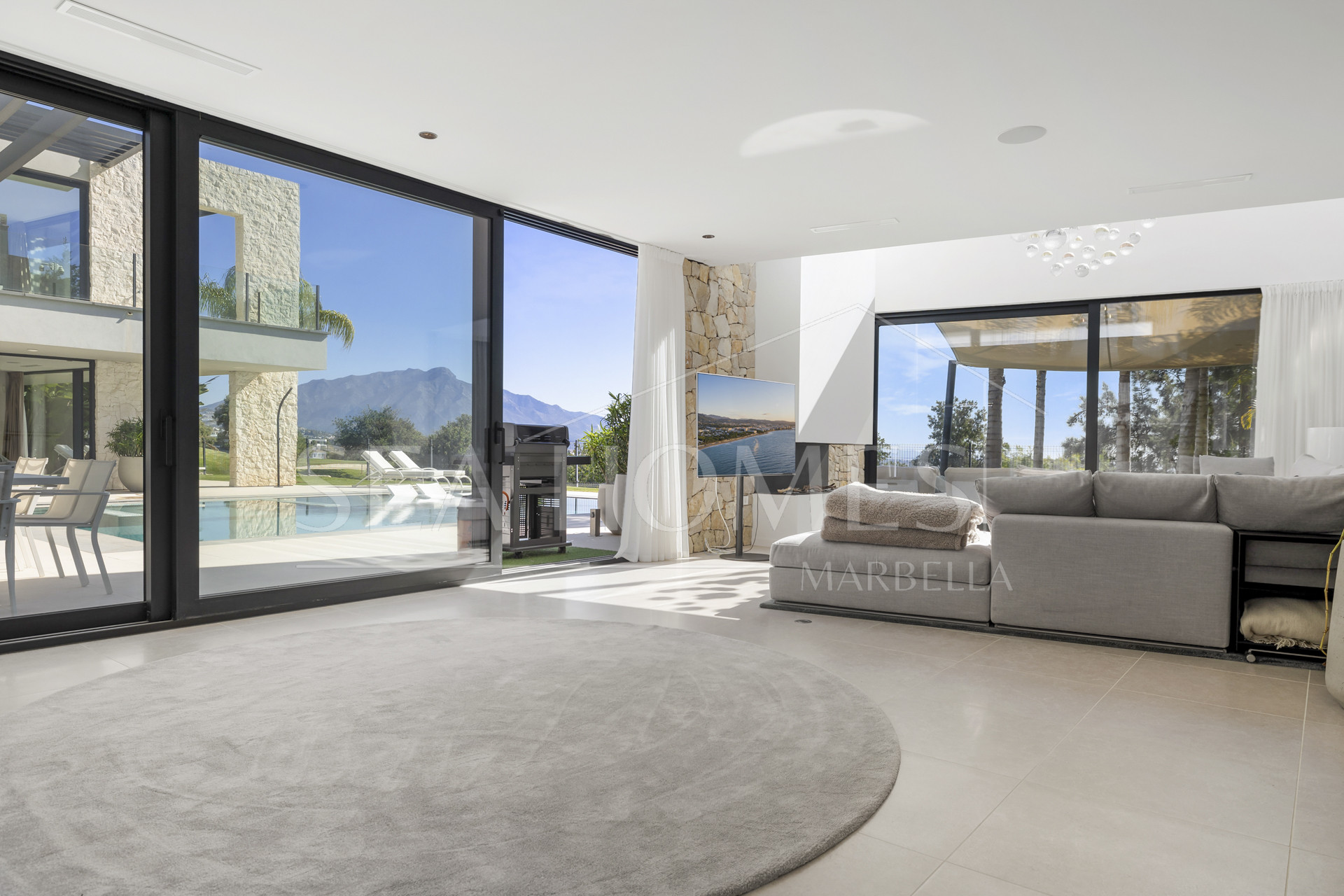FRONTLINE GOLF - Newly built contemporary villa situated in the prestigious urbanization of La Alquería