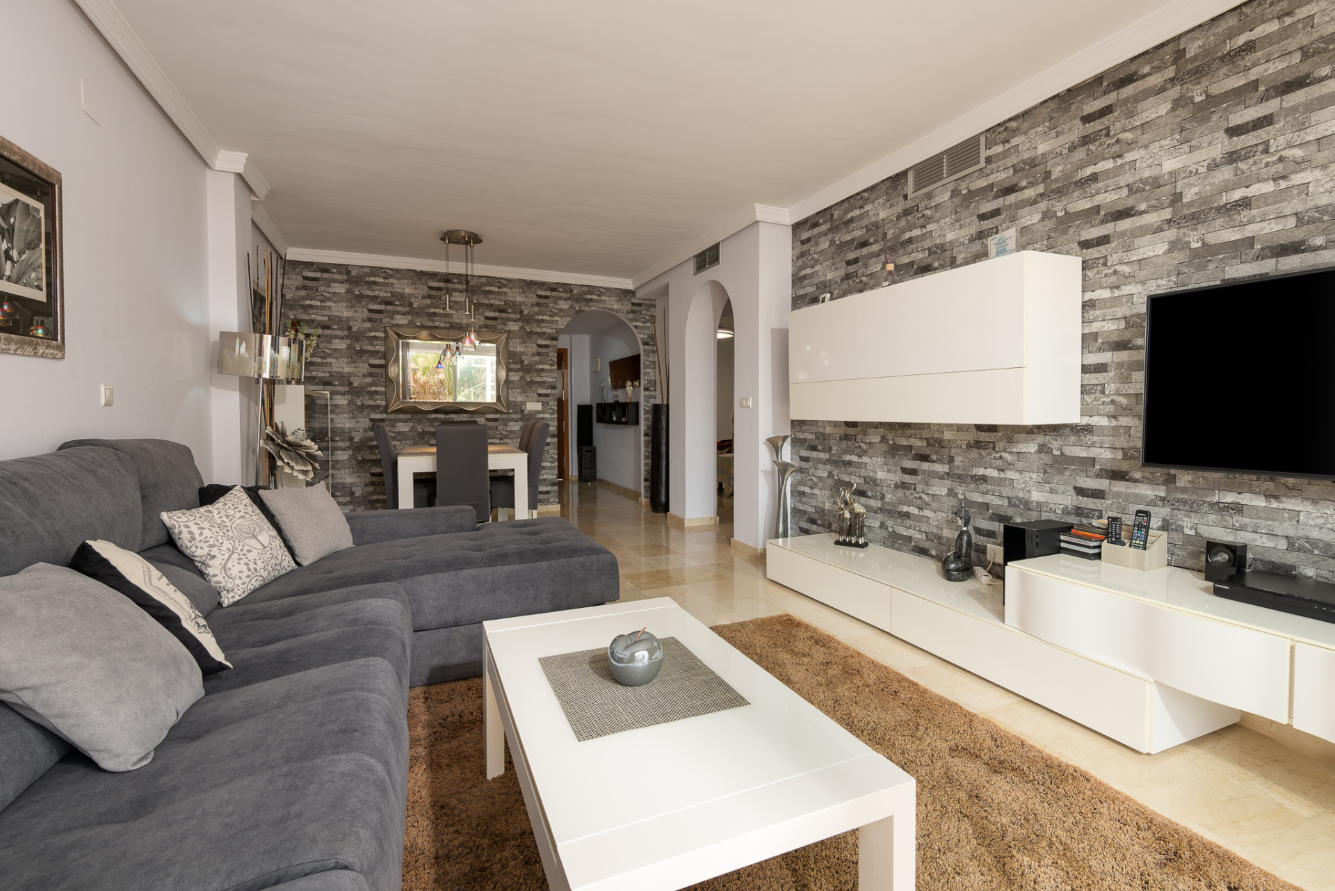 Top-Floor Apartment with expansive rooftop terrace & sea views in El Pilar, Estepona — photo 3
