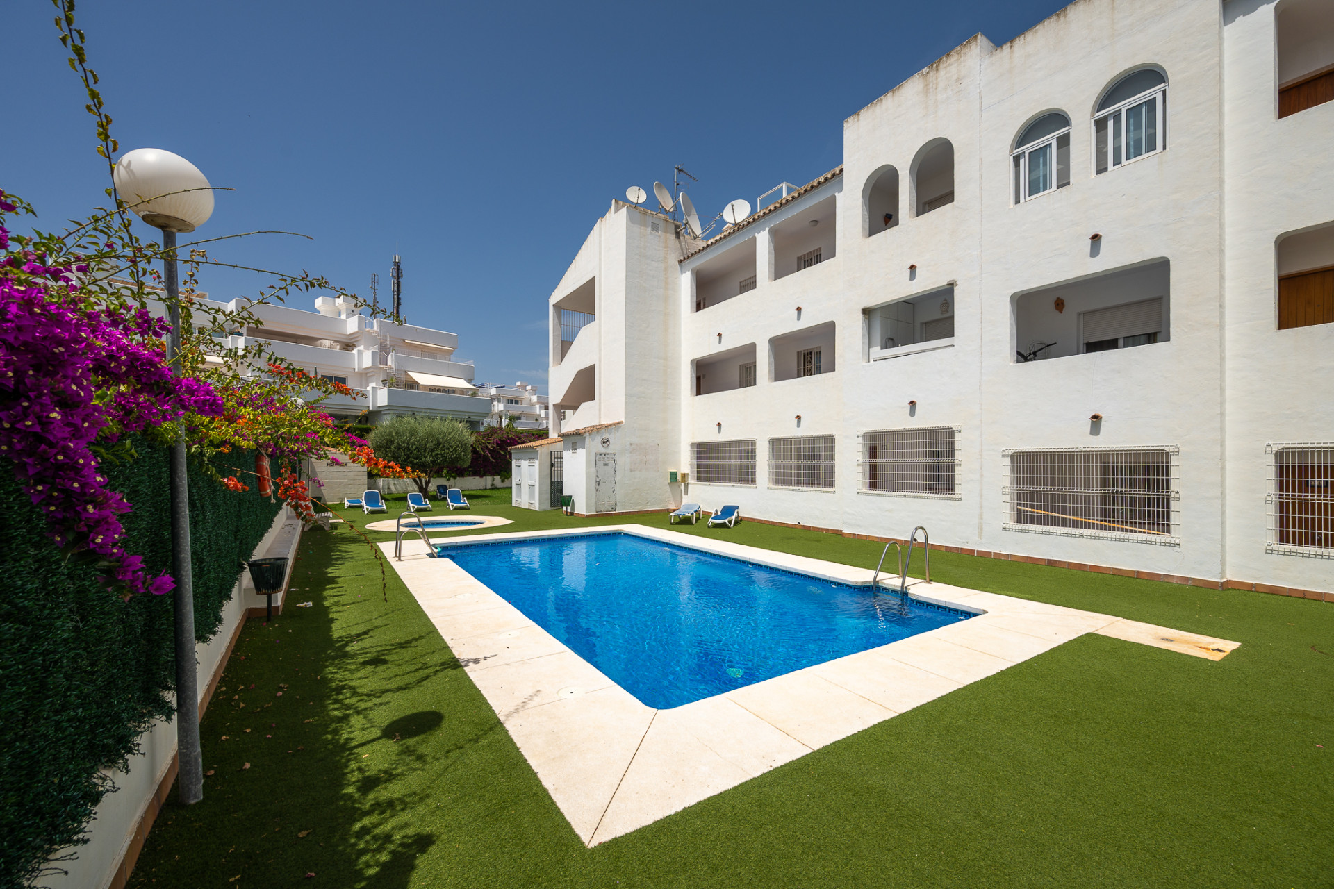 Top-Floor Apartment with expansive rooftop terrace & sea views in El Pilar, Estepona — photo 7