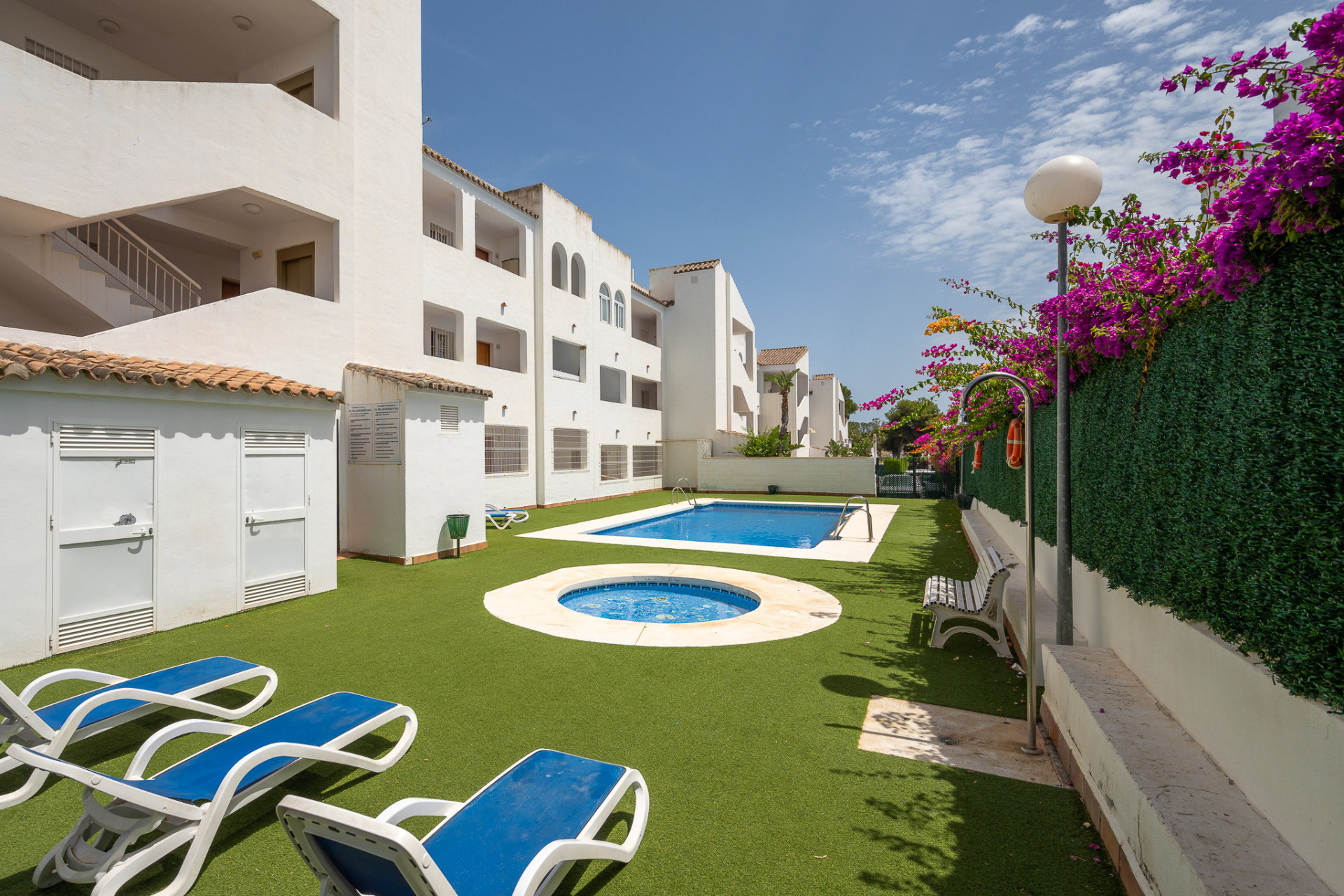 Top-Floor Apartment with expansive rooftop terrace & sea views in El Pilar, Estepona — photo 9