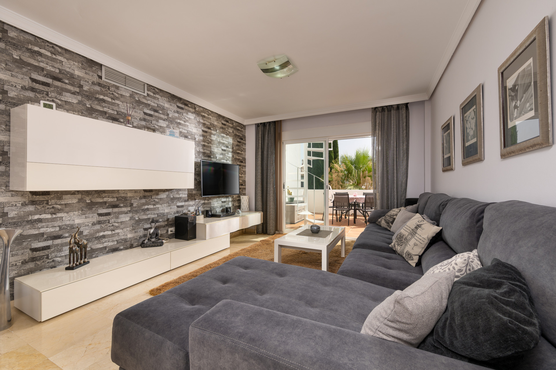 Top-Floor Apartment with expansive rooftop terrace & sea views in El Pilar, Estepona — photo 5