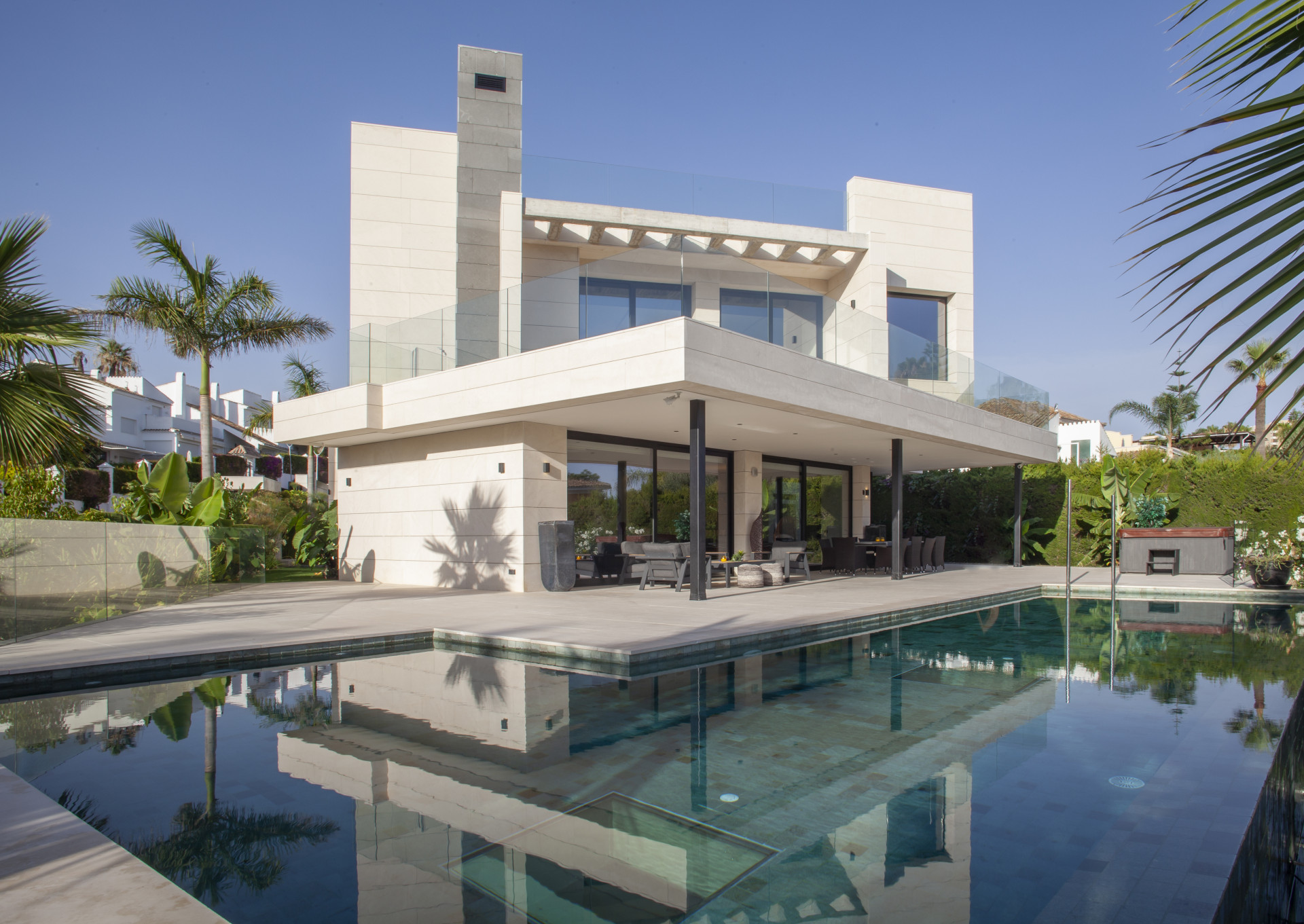 Qlistings - Luxury villa with a sleek polished contemporary design for sale in Parcelas del Golf, Nueva Andalucia Property Image