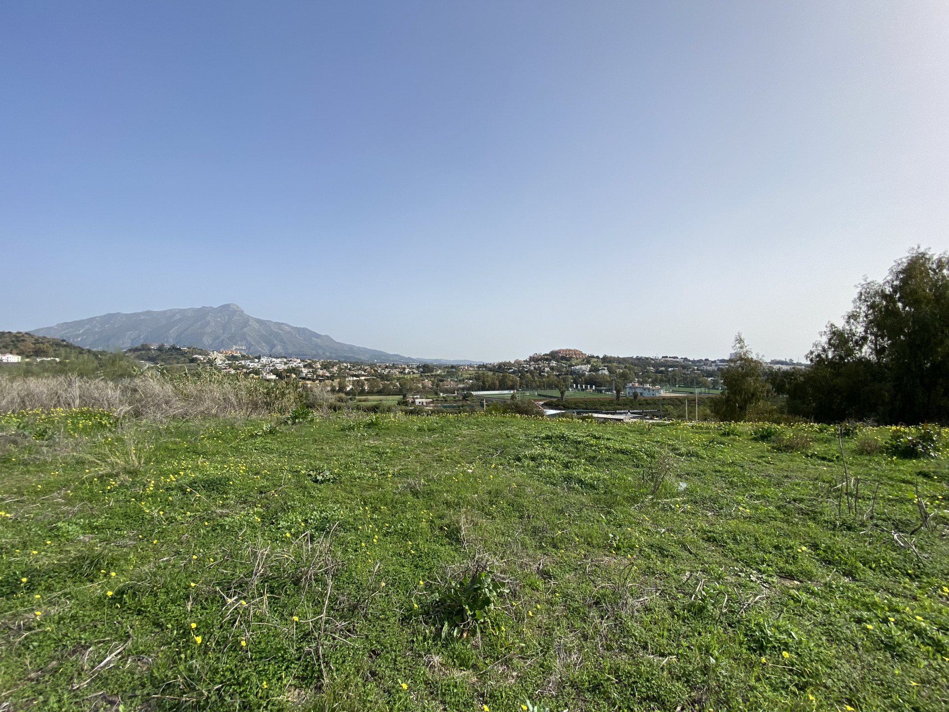 Qlistings - Spacious plot with sea views and pre-project for a modern villa for sale in La Quinta, Benahavis Property Image