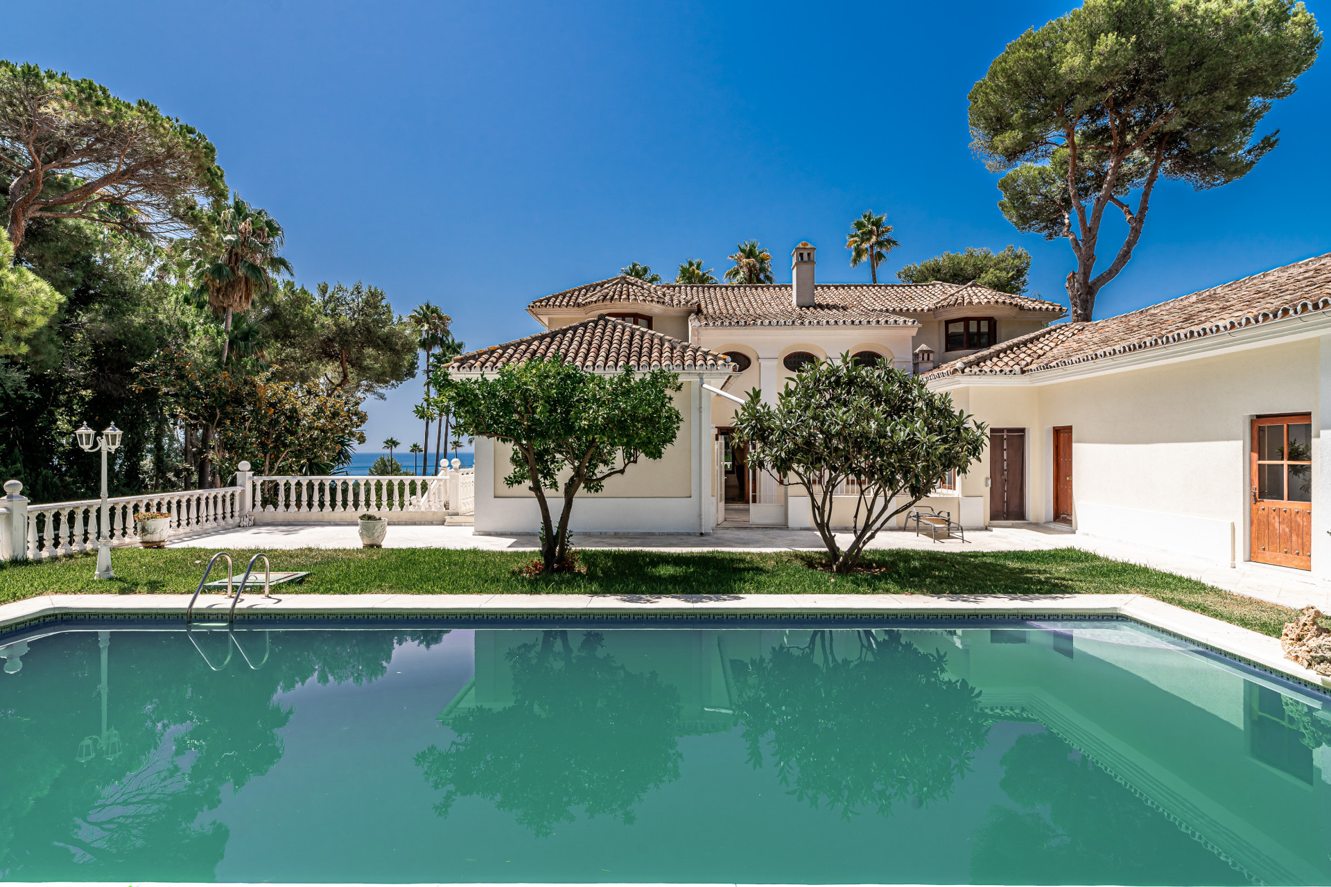 Qlistings - Beautiful 5 bedroom villa for reform with sea views for sale in La Carolina in Marbella's Golden Mile Property Image
