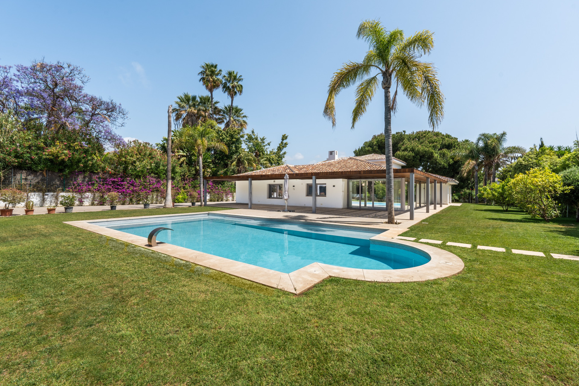 Qlistings - Beachside Villa with indoor Pool and Guest Apartment for Sale in Guadalmina Baja, Marbella Property Image