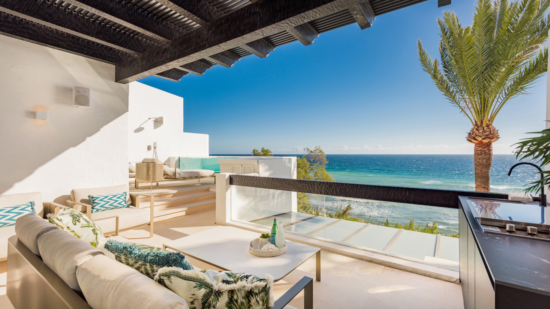 Qlistings - Exclusive Beachside Living: Stylish Penthouse for Sale in Marina Puente Romano, Marbella Golden Mile Property Image