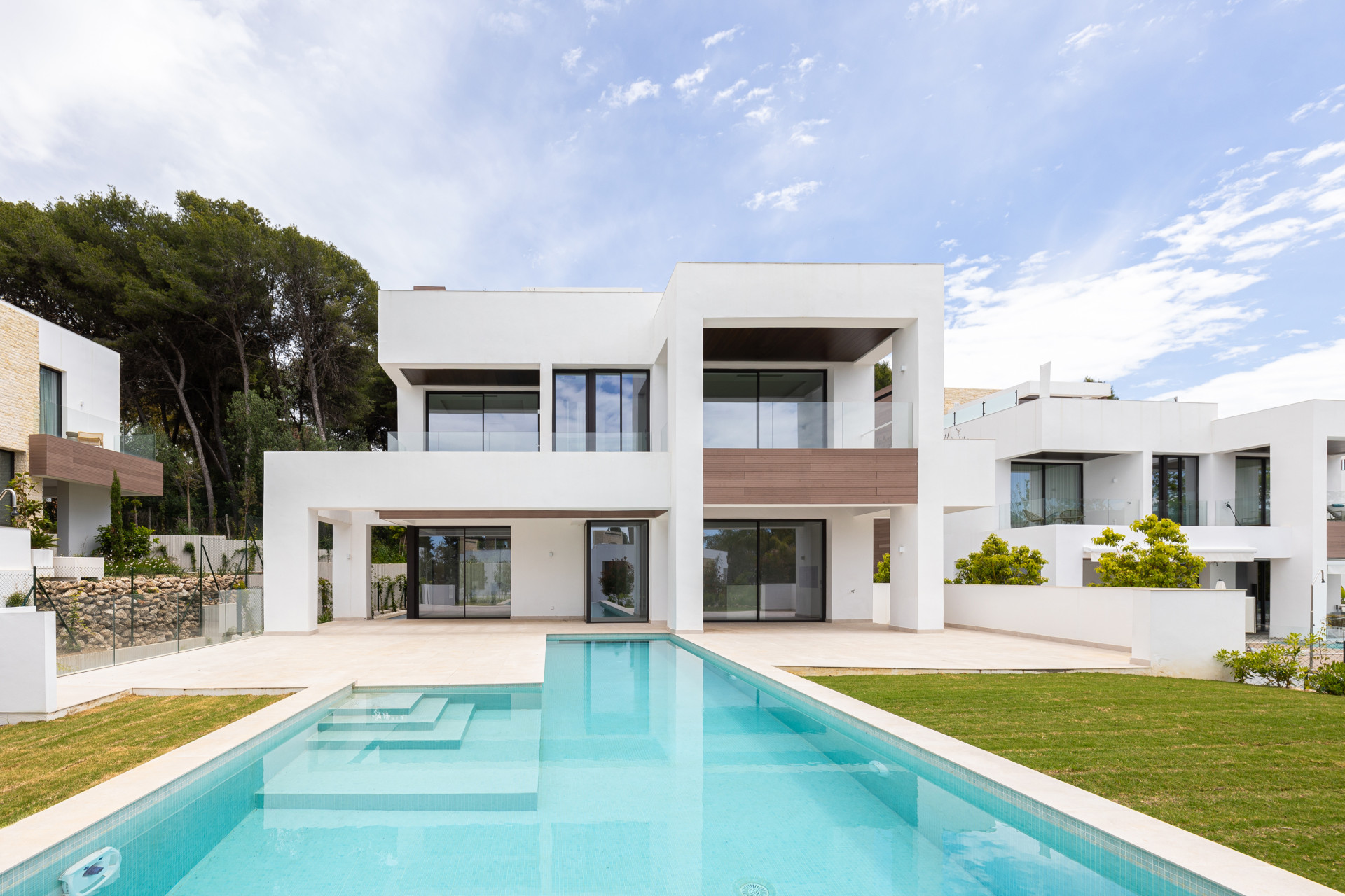 Qlistings - Spacious Designer Villa with Heated Pool and Cinema for Sale on the Golden Mile, Marbella Property Image