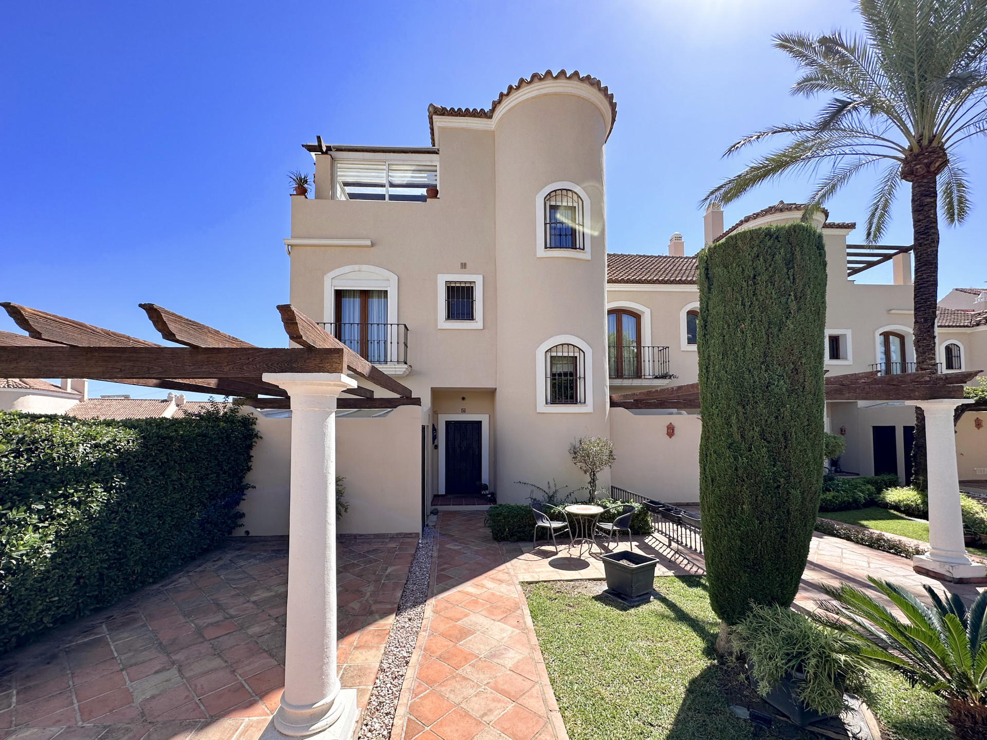 Preciosa casa adosada de 4 dormitorios con vistas al mar en venta en Paraiso Hills, Estepona