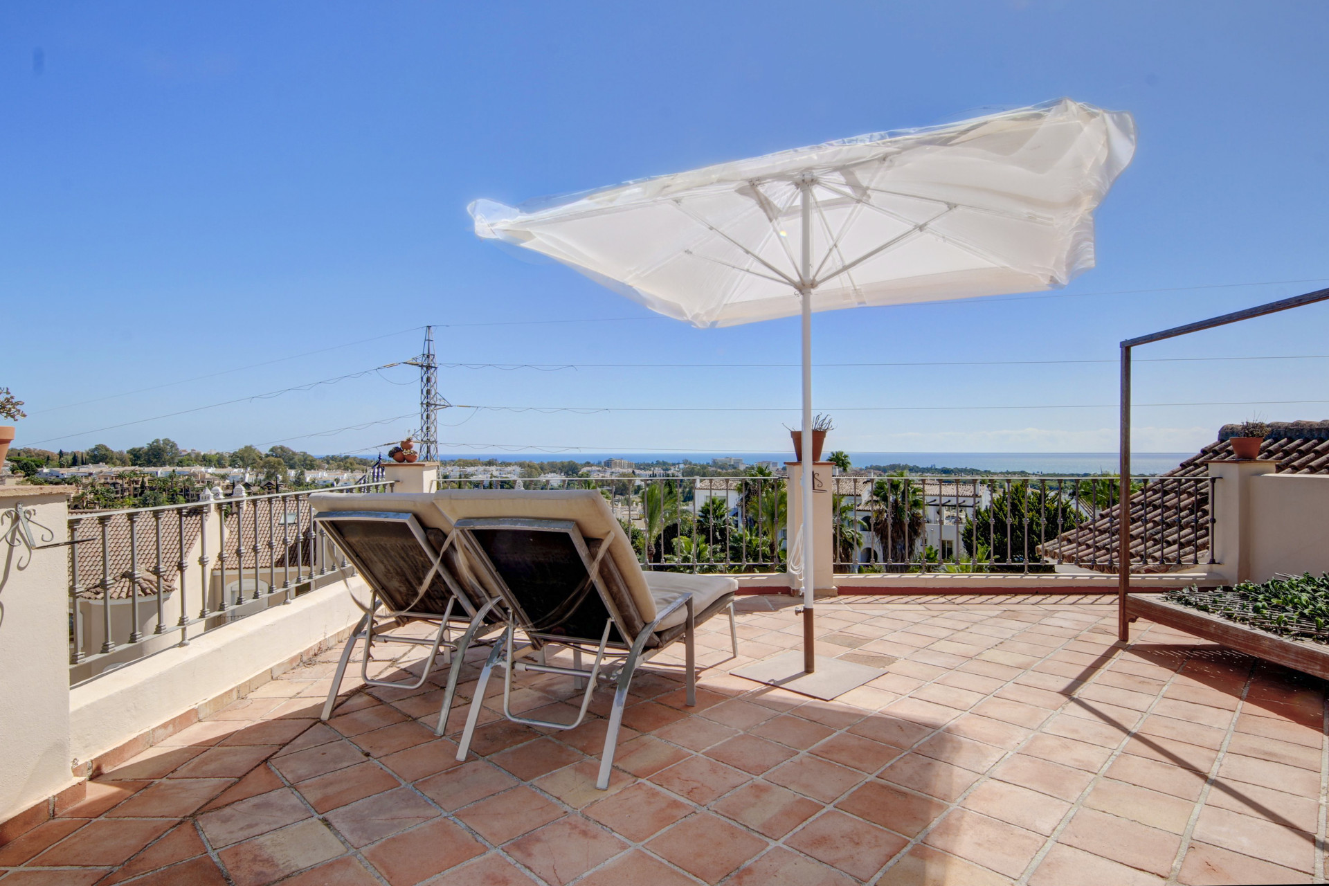 Preciosa casa adosada de 4 dormitorios con vistas al mar en venta en Paraiso Hills, Estepona