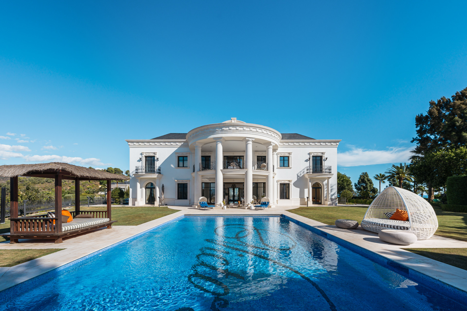 Qlistings - Luxe Villa: Premium Comfort and Privacy for Sale in Hacienda Las Chapas, Marbella East Property Image